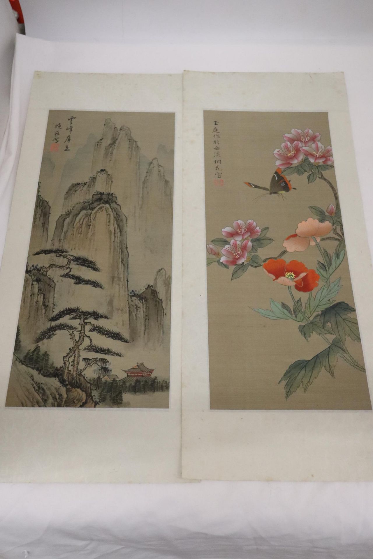 TWO VINTAGE ASIAN ART SILKS TOGETHER WITH A DRUMMER'S SWORD WITH SCABBARD - Image 5 of 9