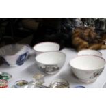 A COLLECTION OF FIVE BOWLS TO INCLUDE SUNDERLAND WARE ETC