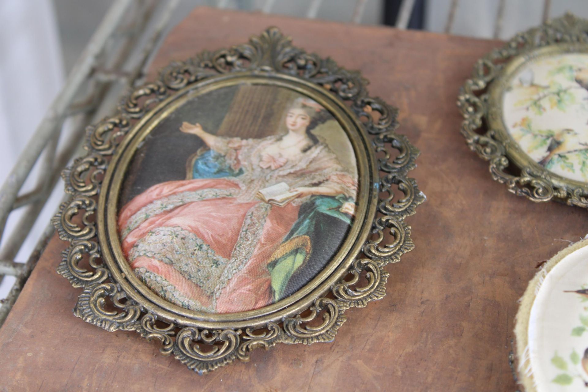 AN ASSORTMENT OF VINTAGE BRASS FRAMED IMAGES TO INCLUDE TAPESTRIES AND OIL ON BOARDS ETC - Image 3 of 3