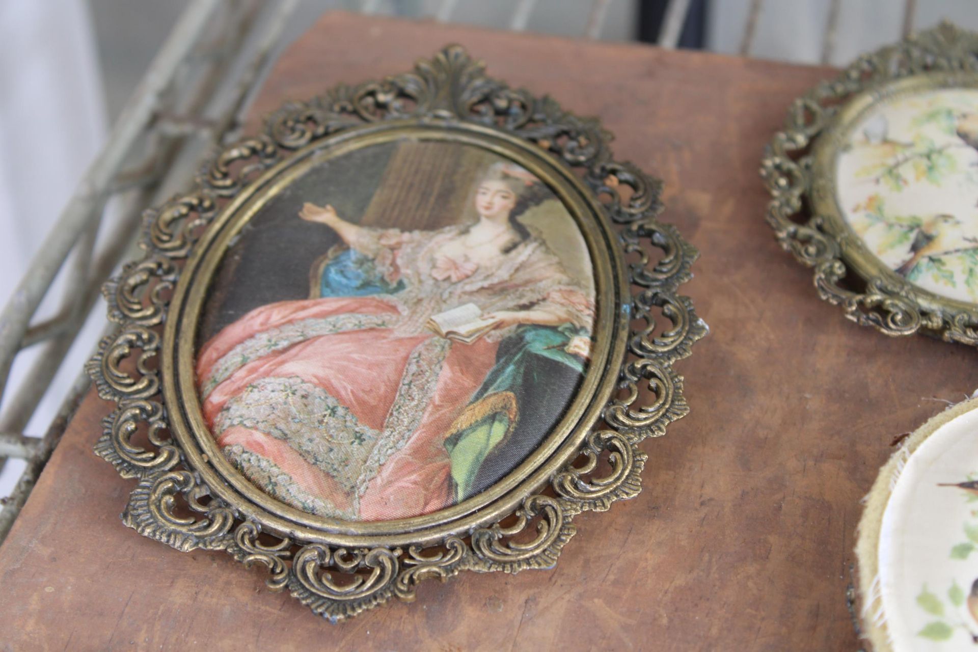 AN ASSORTMENT OF VINTAGE BRASS FRAMED IMAGES TO INCLUDE TAPESTRIES AND OIL ON BOARDS ETC - Bild 3 aus 3