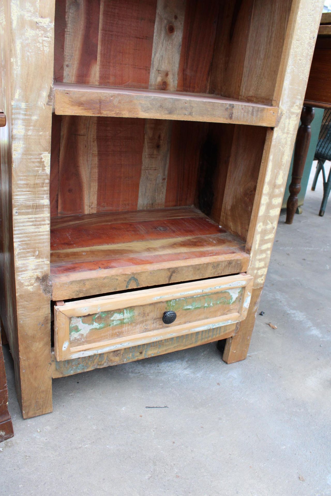 A MODERN HARDWOOD THREE TIER OPEN DISPLAY SHELF UNIT WITH DRAWER TO BASE - Image 3 of 3