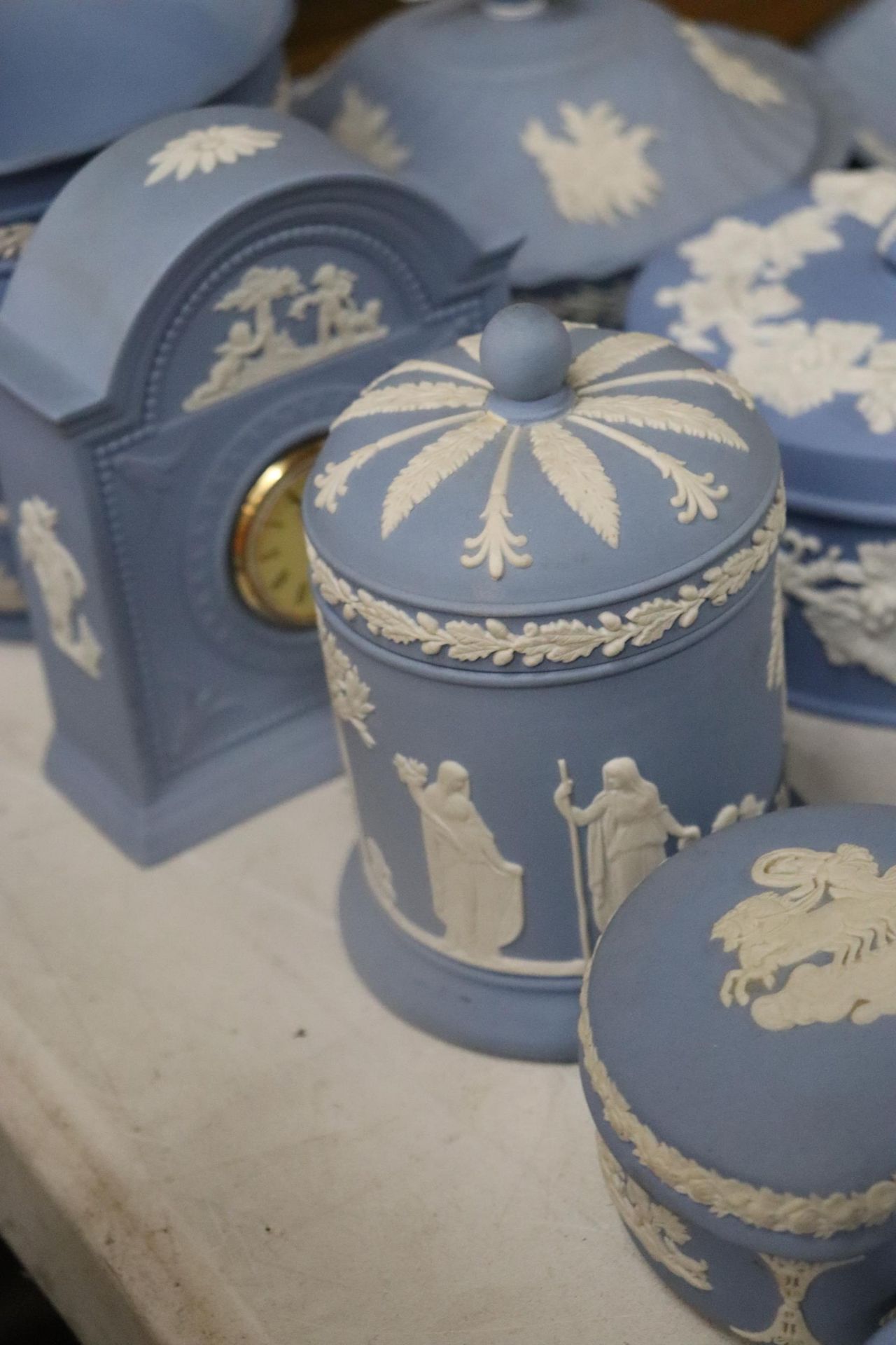 A COLLECTION OF POWDER BLUE WEDGWOOD JASPERWARE TO INCLUDE CABINET PLATES, LARGE LIDDED TRINKET - Image 7 of 14