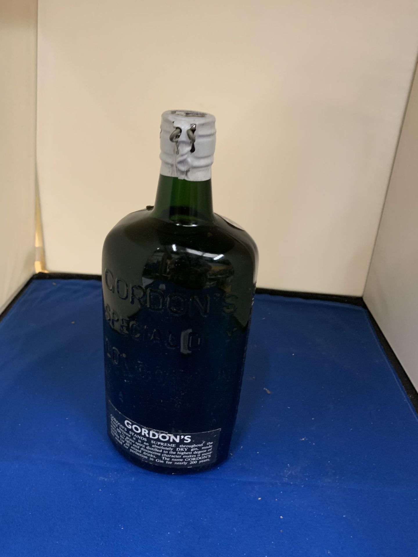 A BOTTLE OF GORDONS SPECIAL DRY LONDON GIN 70% PROOF - Image 3 of 5