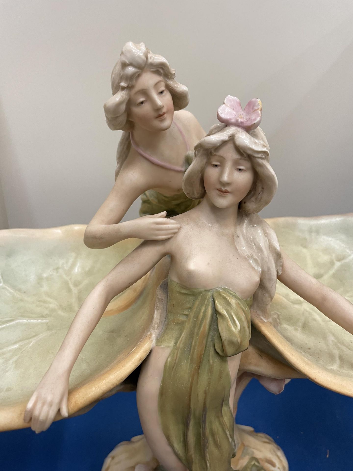 A ROYAL DUX ART NOUVEAU CENTRE PIECE MODELLED AS SCANTILY CLAD WATER NYMPHS FLANKED BY LILY PADS - Image 2 of 6