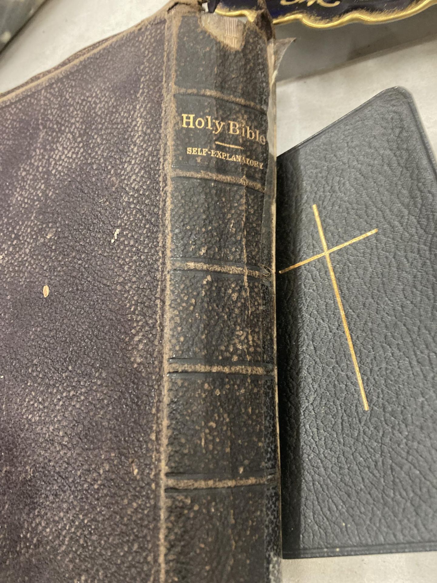 A VINTAGE LEATHER BOUND BIBLE AND BOOK OF COMMON PARAYER - Image 4 of 4