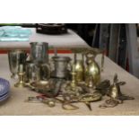 A QUANTITY OF BRASS ITEMS TO INCLUDE AN INKWELL, TRIVET, TANKARDS, BOTTLE OPENERS, TRINKETS, ETC