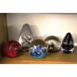FIVE GLASS PAPERWEIGHTS TO INCLUDE WEDGWOOD AND SELKIRK GLASS