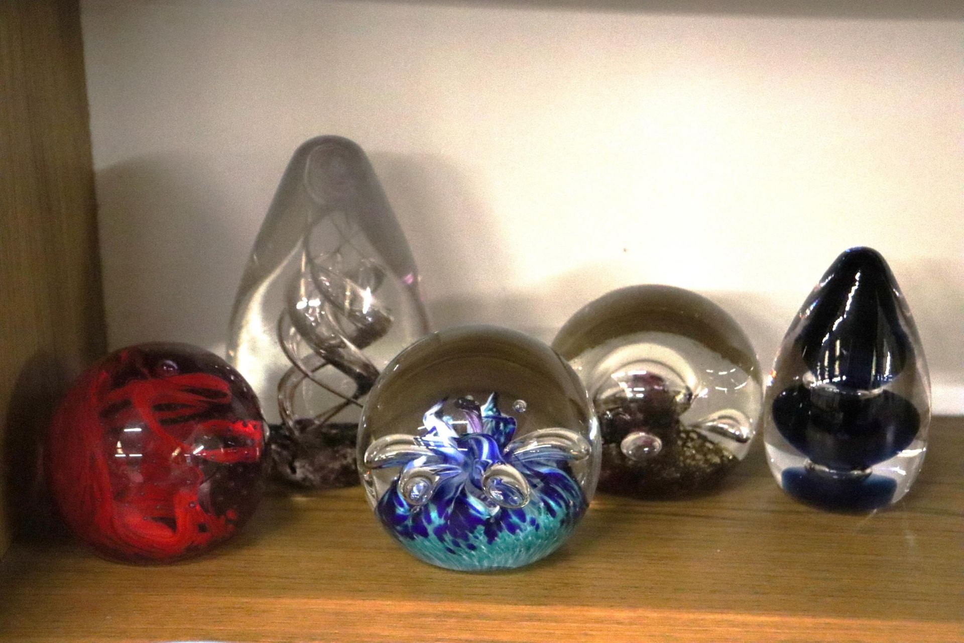 FIVE GLASS PAPERWEIGHTS TO INCLUDE WEDGWOOD AND SELKIRK GLASS
