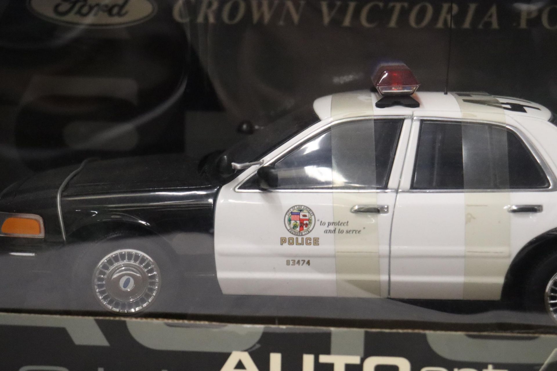 AN AUTO ART, POLICE DIVISION CAR, SCALE 1:18, AS NEW IN BOX - Image 3 of 7