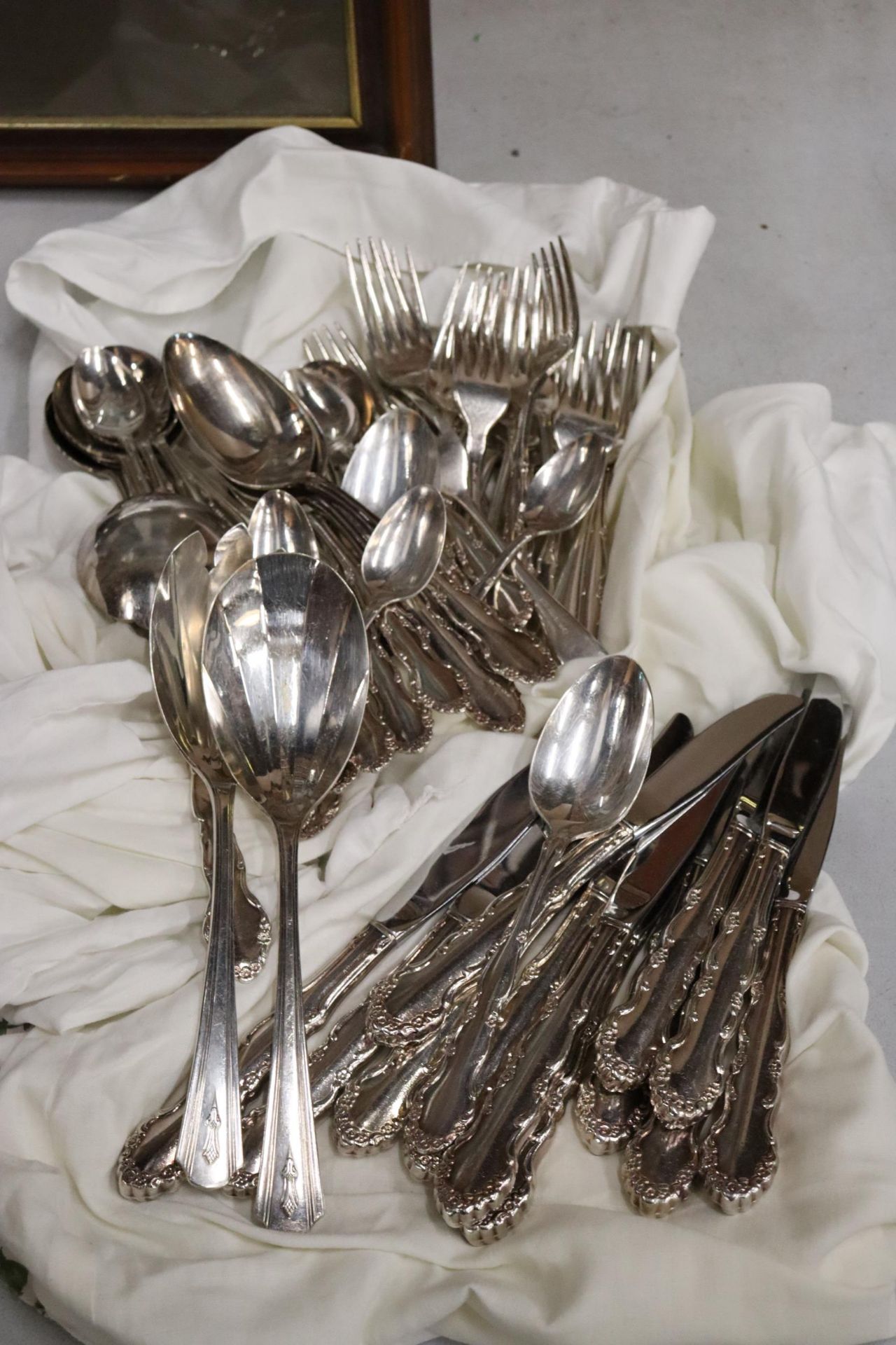A QUANTITY OF FLATWARE, KNIVES, FORKS AND SPOONS