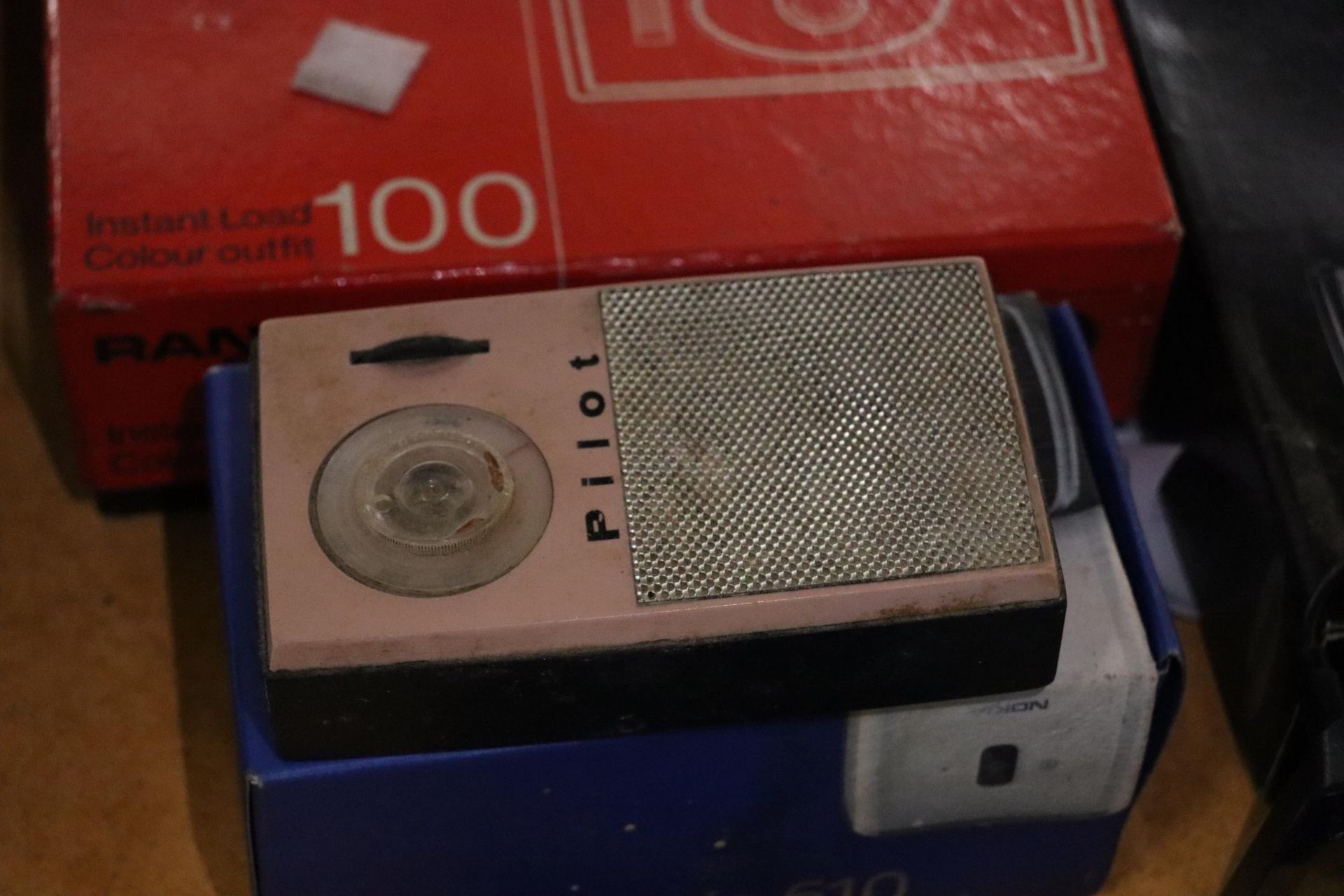 A MIXED LOT TO INCLUDE A TOMTOM, NOKIA LUMIA 610 CAMERA, A MOVIE LITE, SAMSUNG PHONE, ETC., - Image 8 of 14