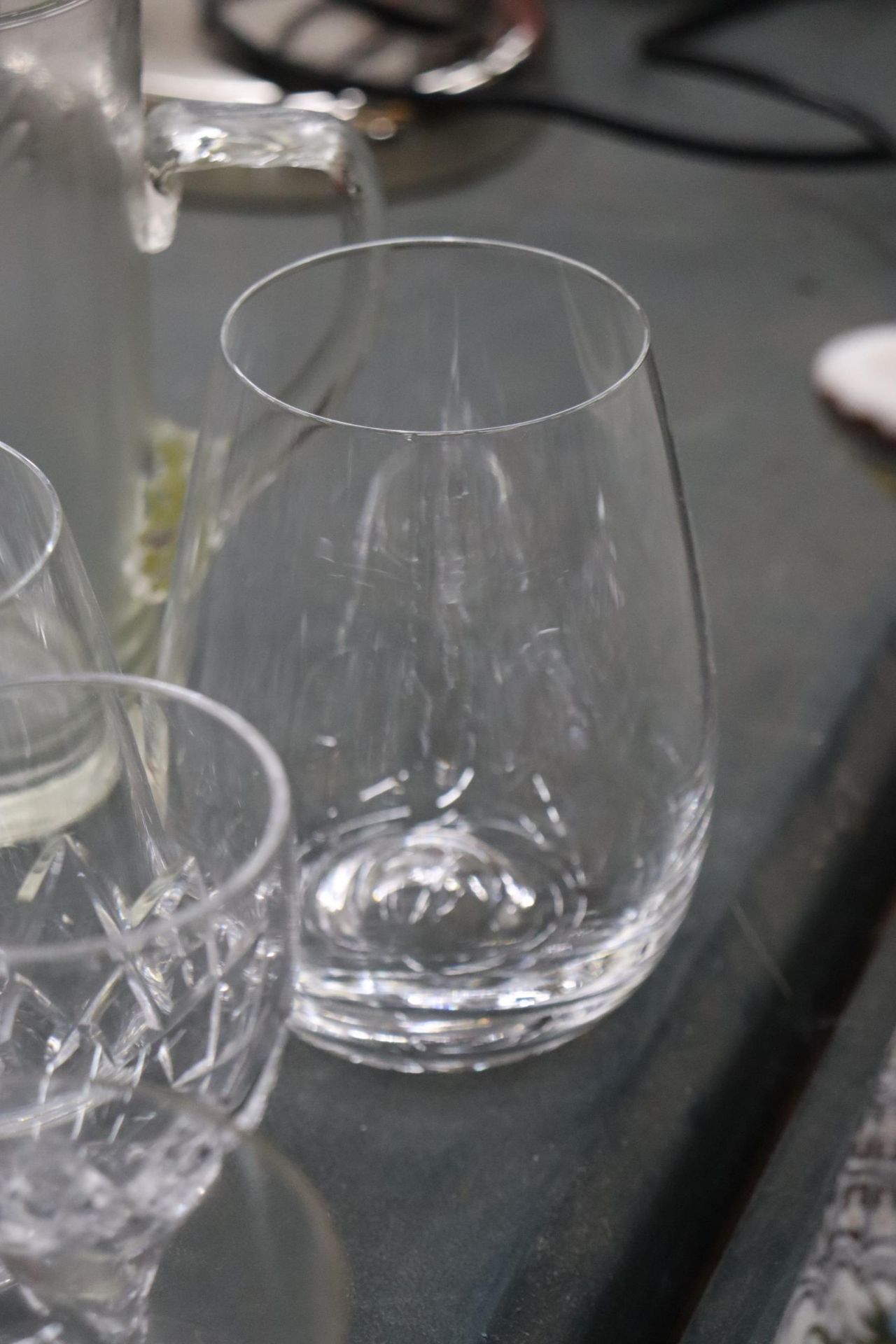 A LARGE QUANTITY OF GLASSES TO INCLUDE SHERRY, LIQUER, TUMBLERS, ETC - Image 9 of 9