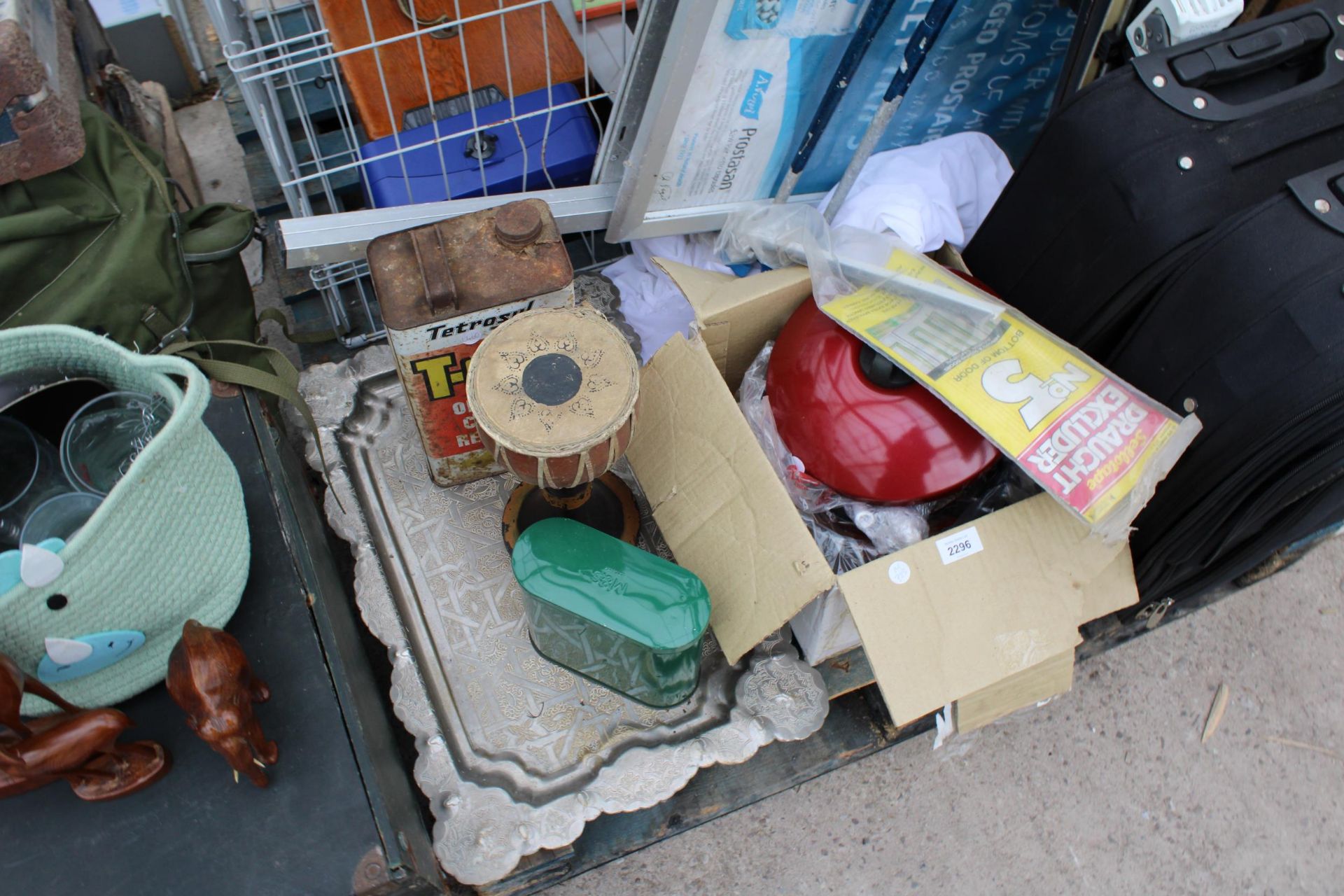 AN ASSORTMENT OF HOUSEHOLD CLEARANCE ITEMS - Image 2 of 5