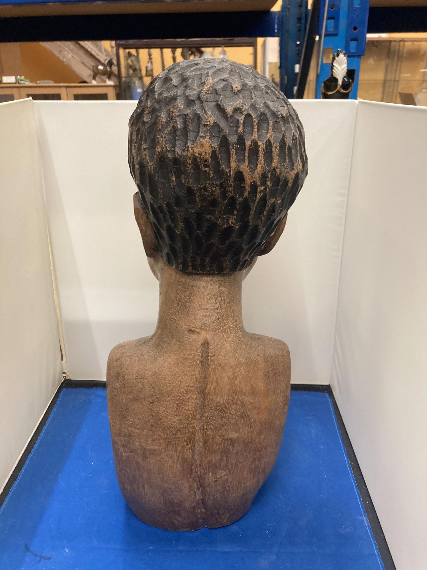 A CARVED TRIBAL BUST HEIGHT APPROX 44CM - Image 3 of 4