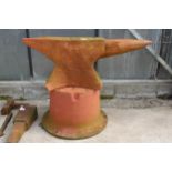 A LARGE HEAVY DUTY BLACKSMITHS ANVIL WITH CIRCULAR BASE (H:66CM L:89CM)