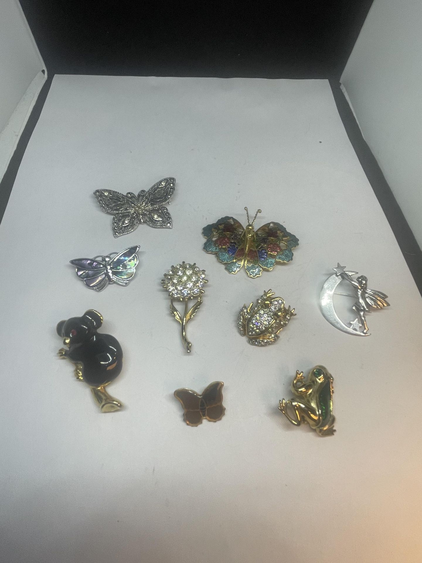 NINE VARIOUS BROOCHES TO INCLUDE FROGS AND BUTTERFLIES