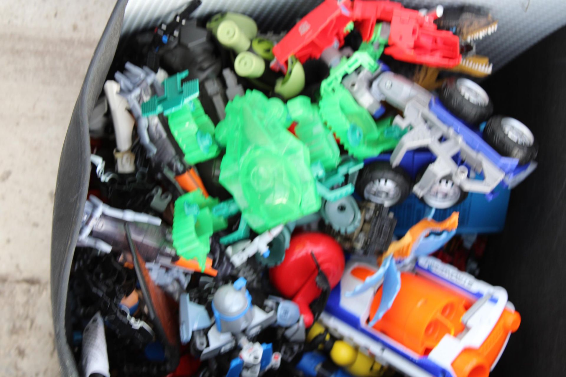 AN ASSORTMENT OF CHILDRENS TOYS TO INCLUDE A THOMAS THE TANK, A CAR AND FIGURES ETC - Image 4 of 4