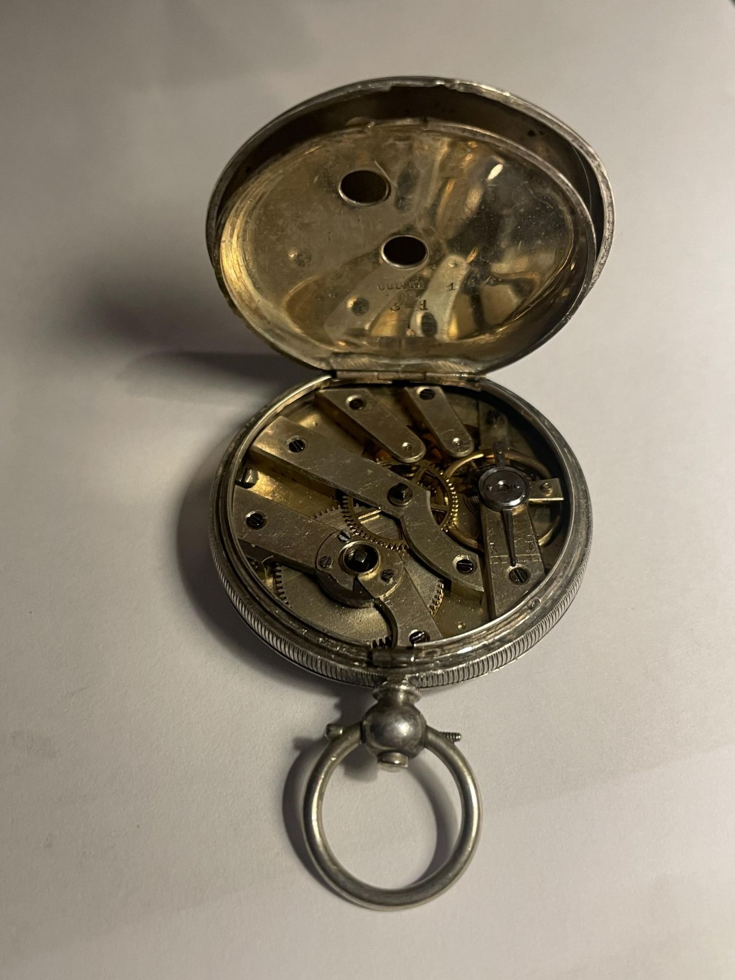 A MARKED 800 SILVER DECORATIVE LADIES POCKET WATCH WITH INLAID WHITE ENAMEL FACE (A/F) AND ROMAN - Image 3 of 4