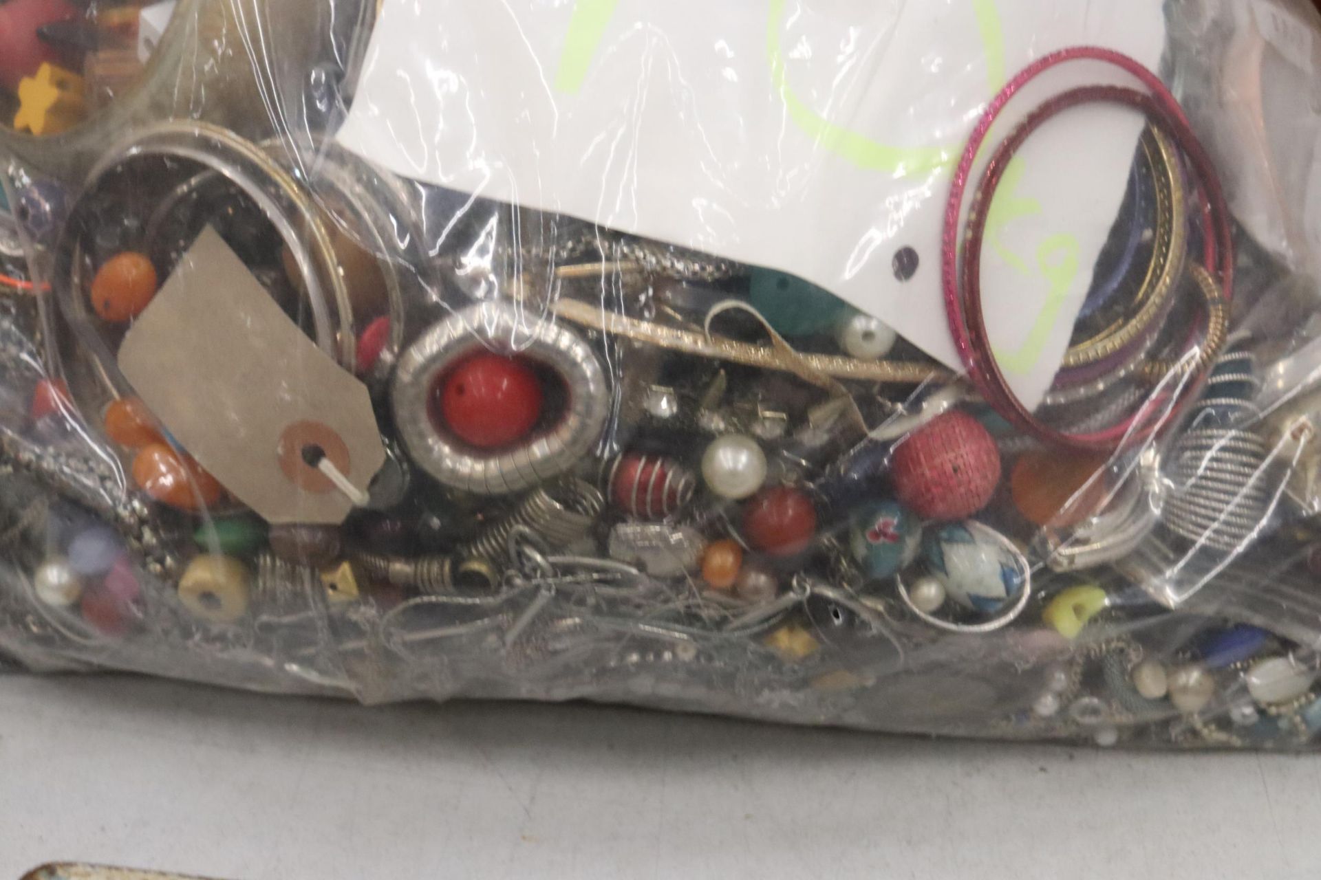 A LARGE QUANTITY OF MIXED COSTUME JEWELLERY AND BEADS / 10KG TOTAL - Image 5 of 9