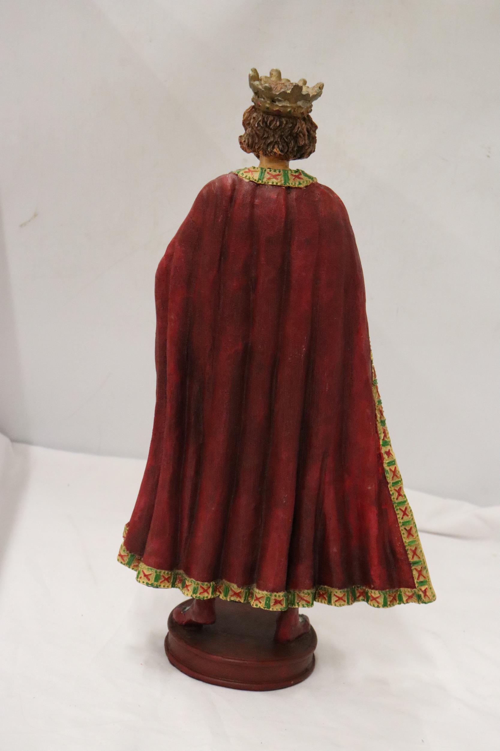 A KING JOHN OF ENGLAND FIGURINE, HEIGHT 46CM - Bild 3 aus 5