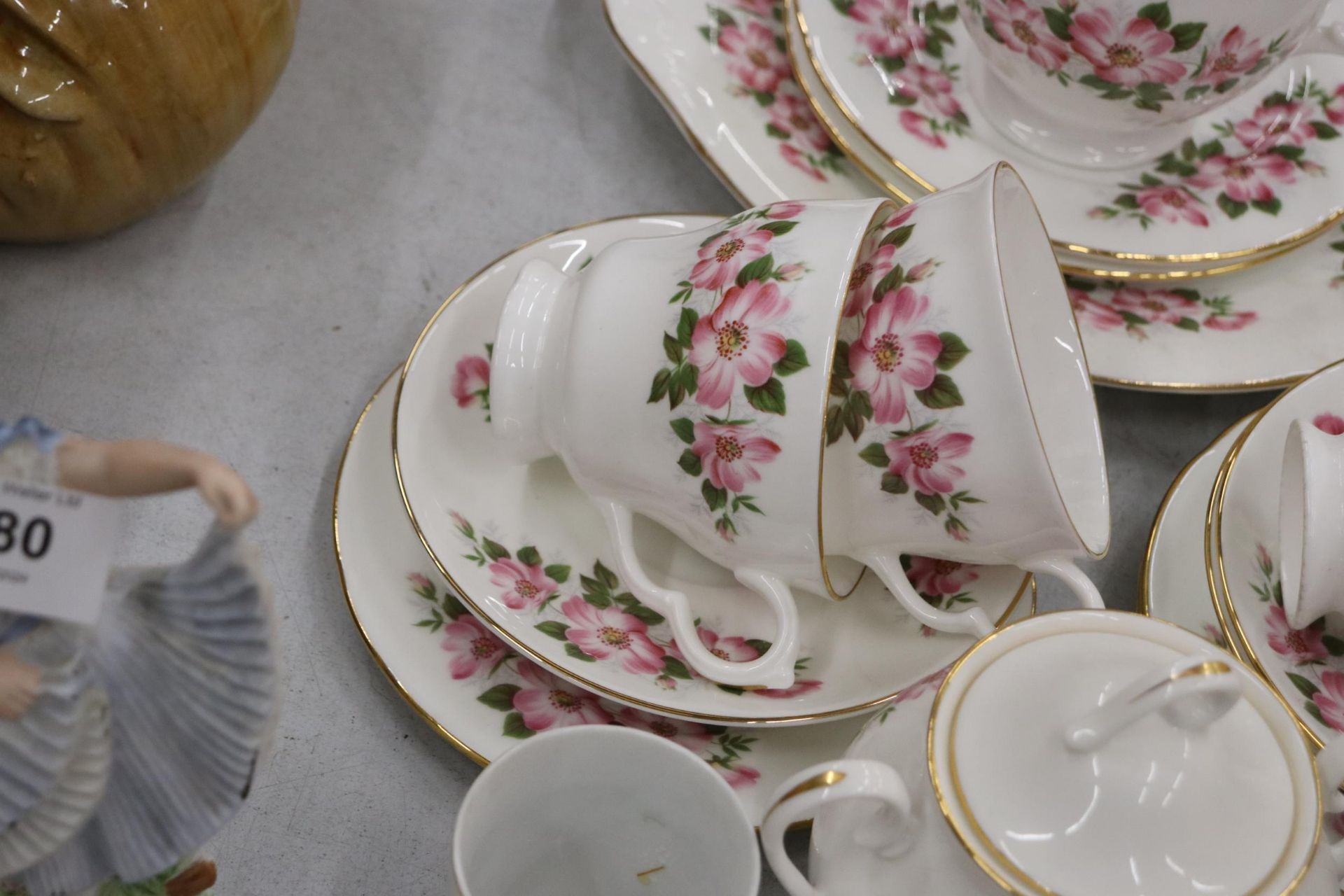 A ROYAL KENT, FLORAL, CHINA TEASET TO INCLUDE A CAKE PLATE, CREAM JUG, SUGAR BOWL, CUPS, SAUCERS AND - Image 7 of 11