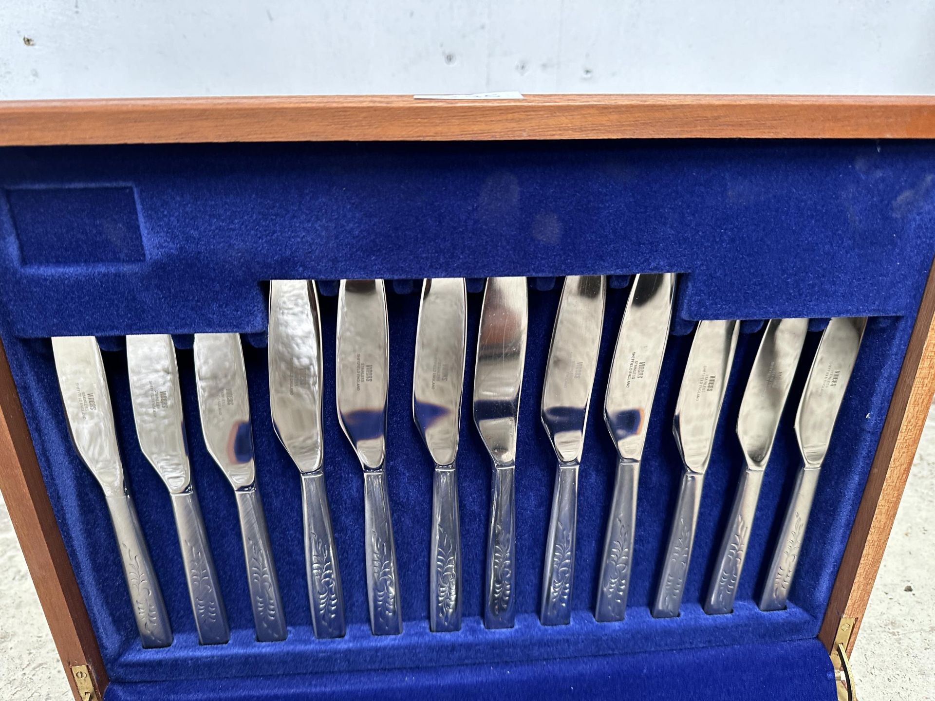 A MAHOGANY CASED VINERS OF SHEFFIELD CANTEEN OF CUTLERY - BELIEVED COMPLETE - Bild 3 aus 5