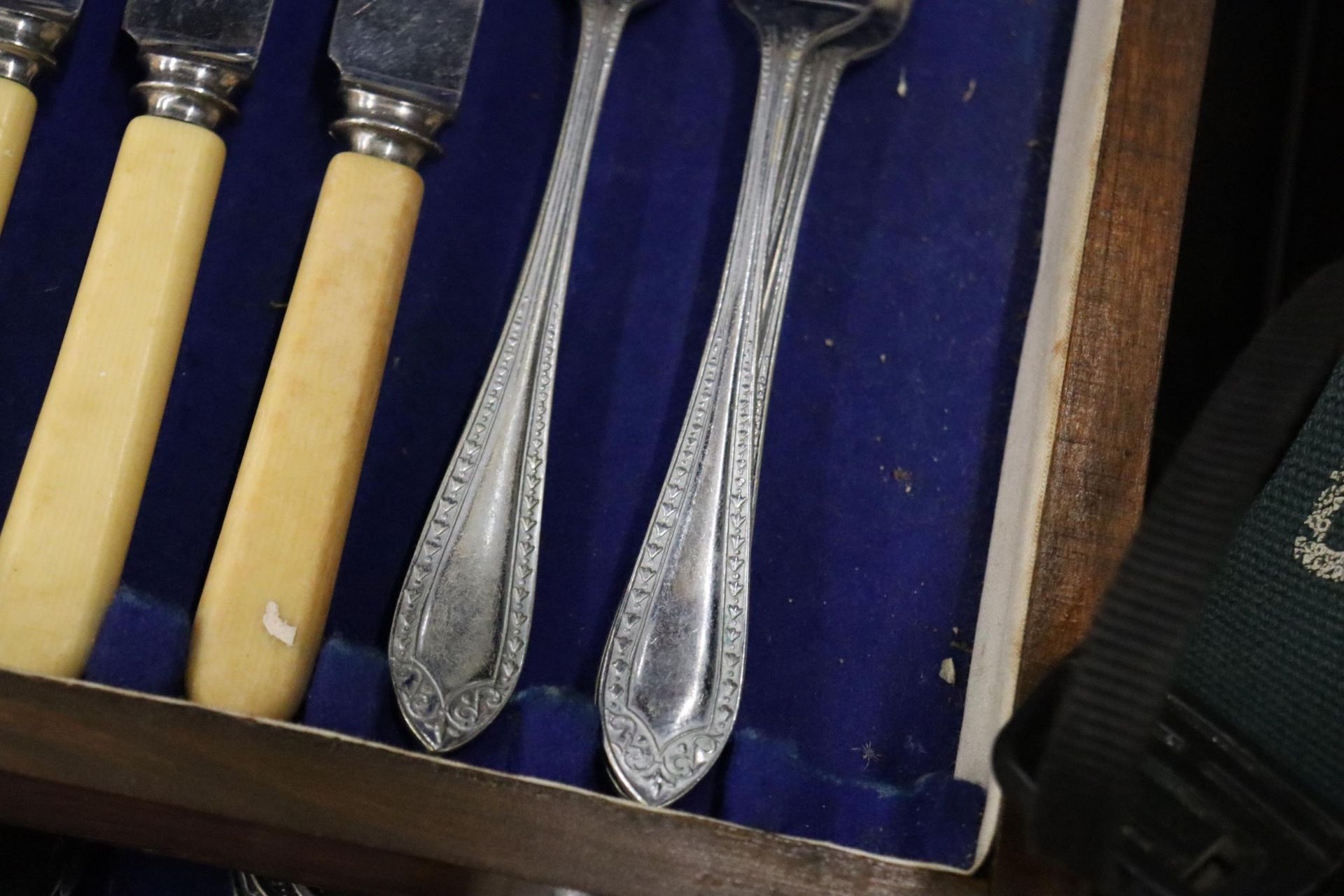 A VINTAGE CANTEEN OF CUTLERY IN A MAHOGANY CASE WITH BOTTOM DRAWER - Image 6 of 12
