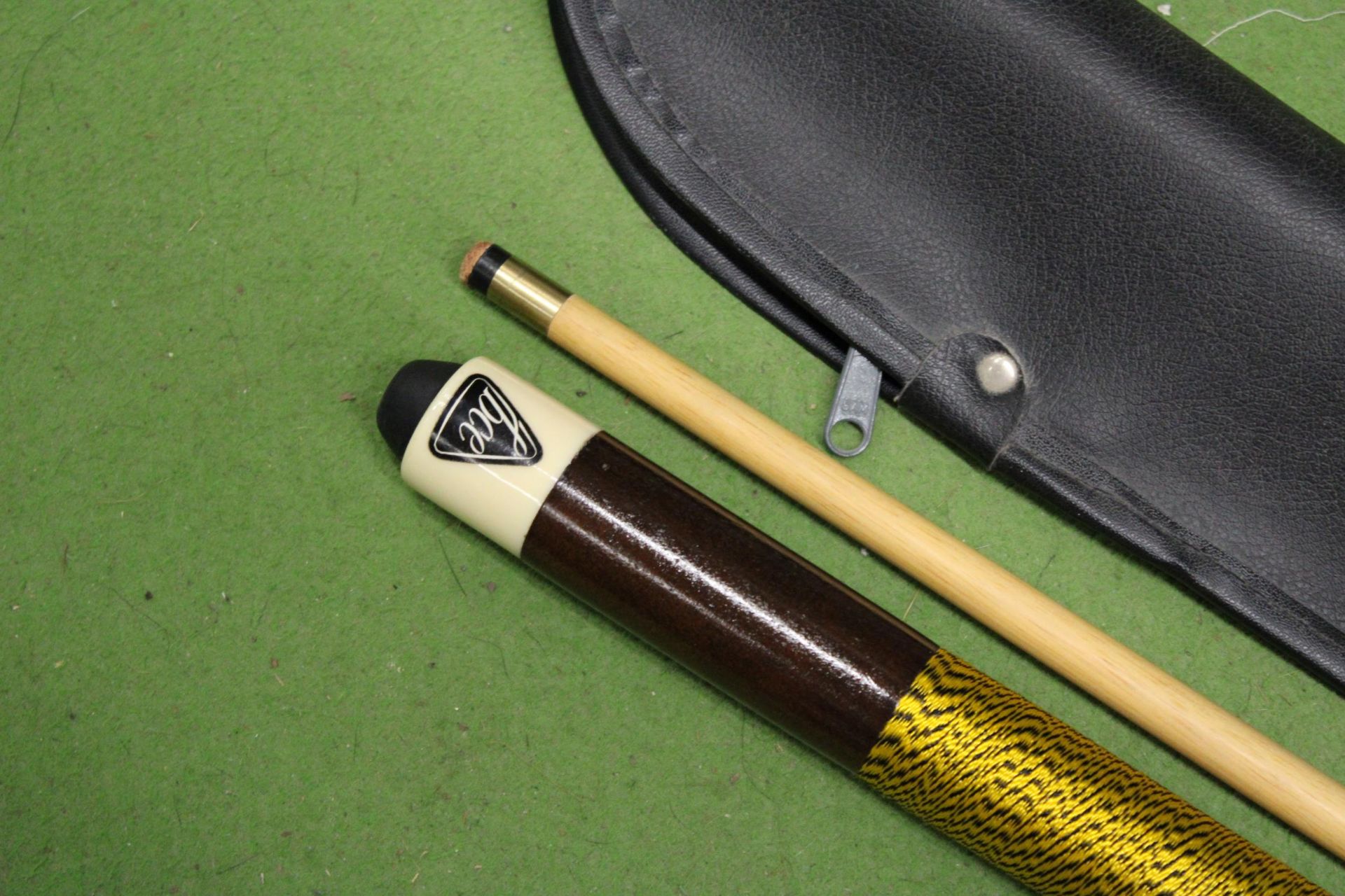 A BCE POOL/SNOOKER CUE IN A SOFT CASE - Image 2 of 6
