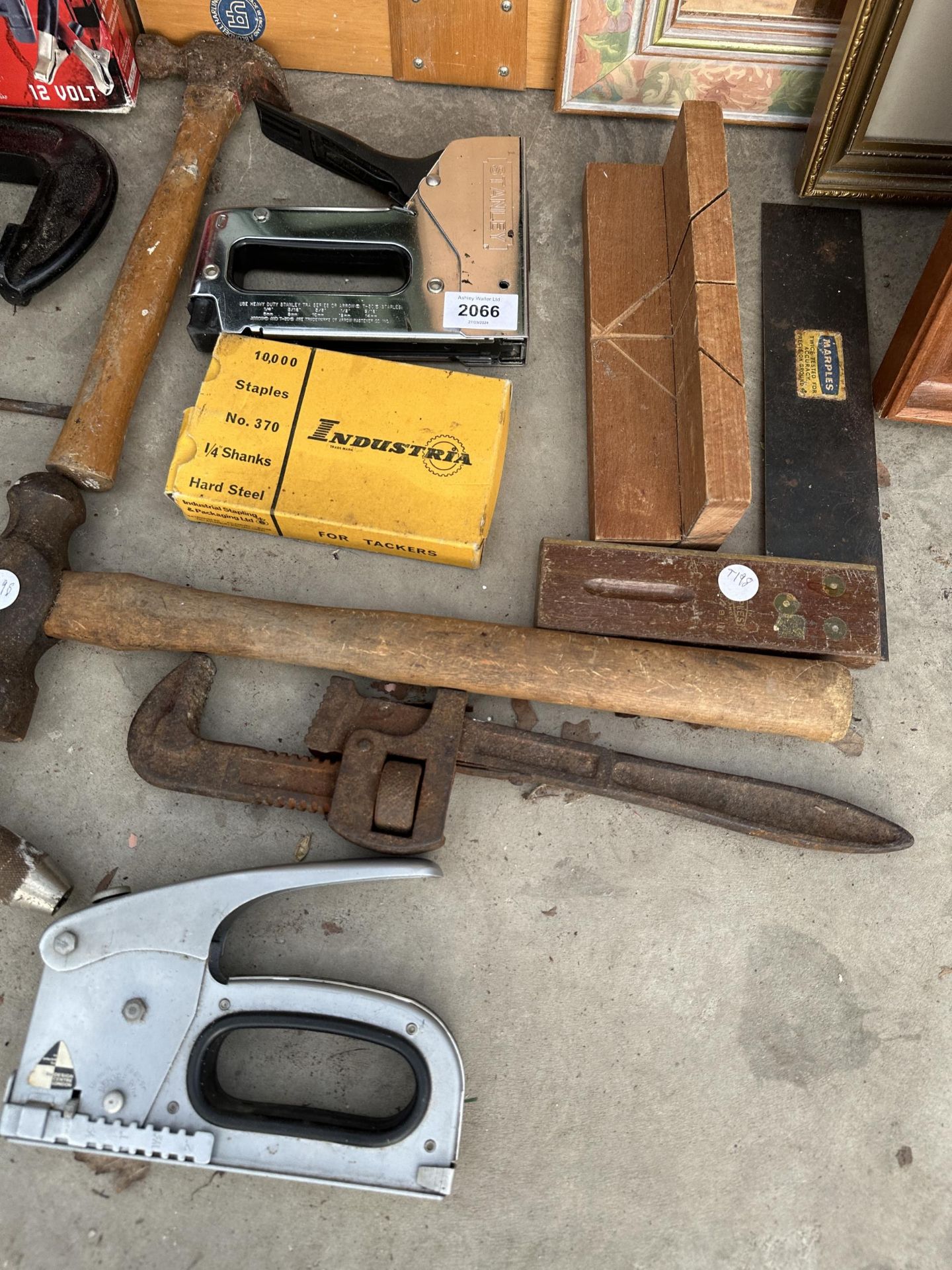 AN ASSORTMENT OF TOOLS TO INCLUDE HAMMERS, A G CLAMP AND STILSENS ETC - Image 2 of 3
