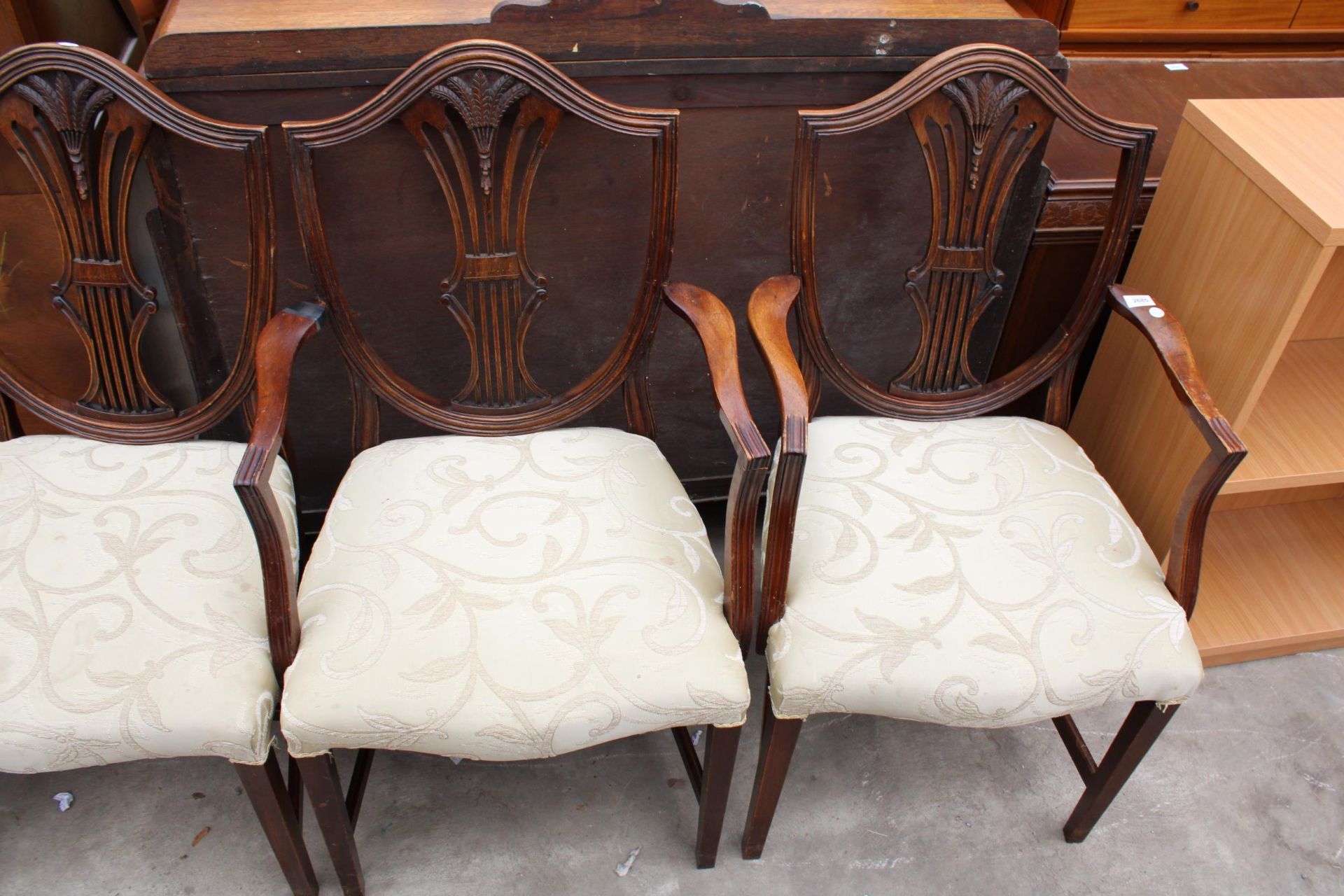 A SET OF SIX HEPPLEWHITE STYLE DINING CHAIRS TWO BEING CARVERS - Image 3 of 3