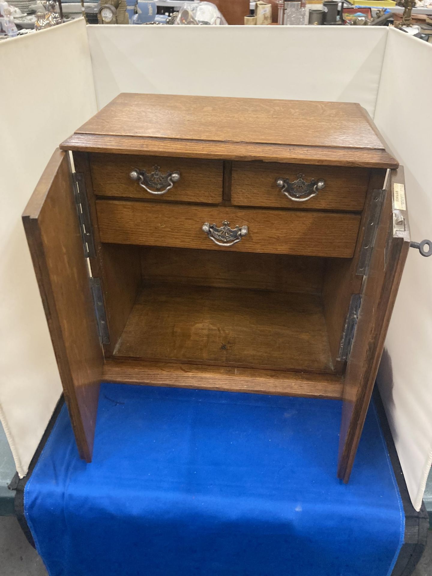 A WEBB AND SON PLYMOUTH EXETER OAK STATIONARY CABINET WITH THREE INTERIOR DRAWERS ENCLOSED WITH - Bild 2 aus 5