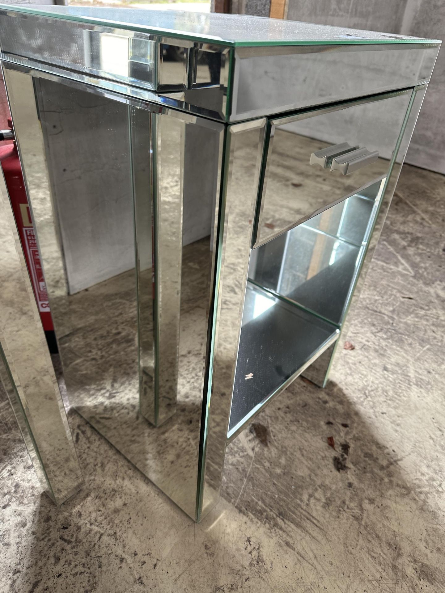 A MIRRORED BEDSIDE CABINET WITH SINGLE DRAWER (FROM A DEVELOPER'S SHOW HOME - BELIEVED UNUSED) - Bild 3 aus 3