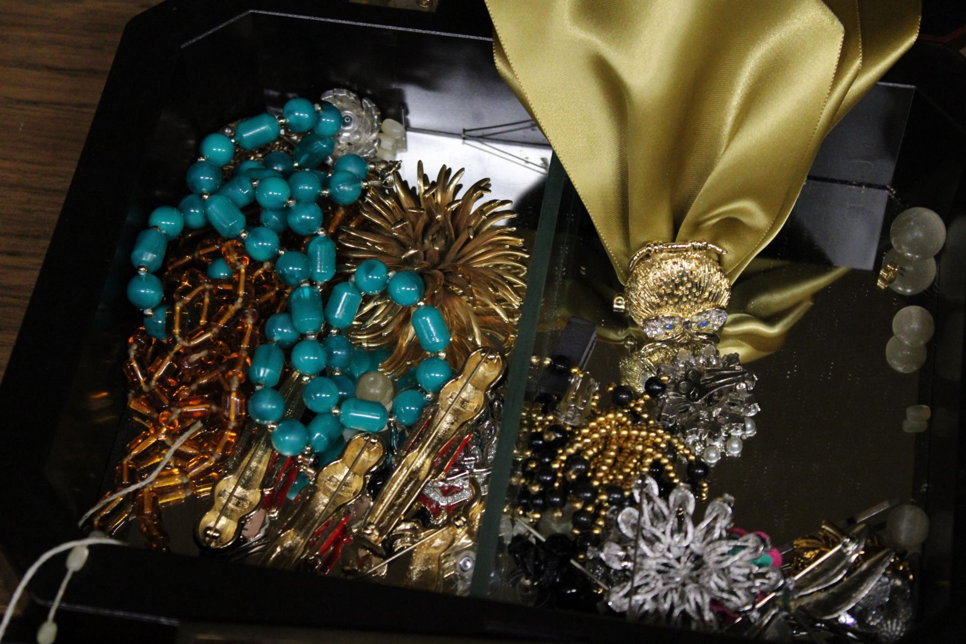 A QUANTITY OF COSTUME JEWELLERY TO INCLUDE NECKLACES, BROOCHES ETC - Image 3 of 3