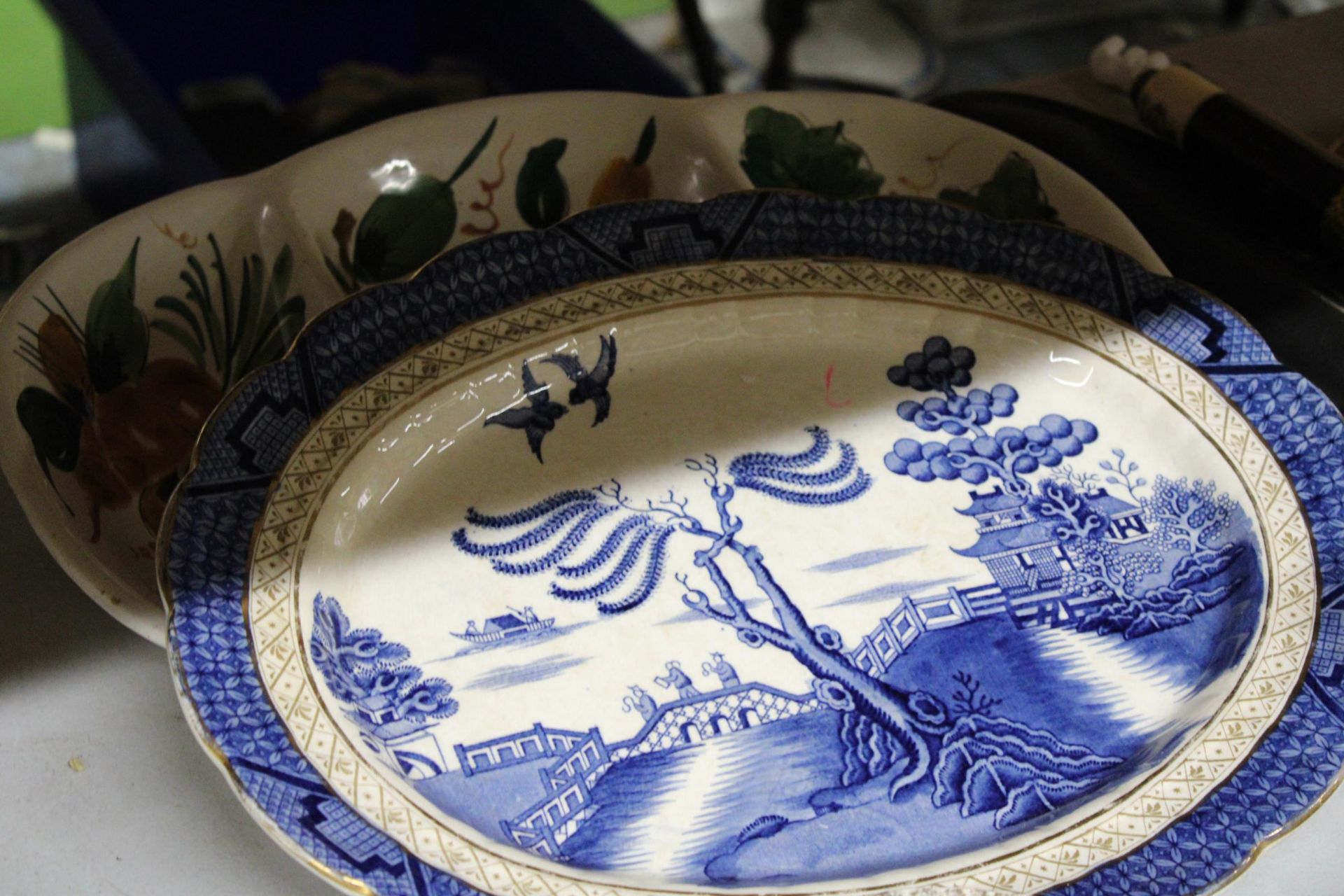 A QUANTITY OF COMMEMORATIVE CERAMICS TO INCLUDE PLATES, A CHEESE DISH AND A MUG, PLUS A LARGE WILLOW - Image 4 of 4