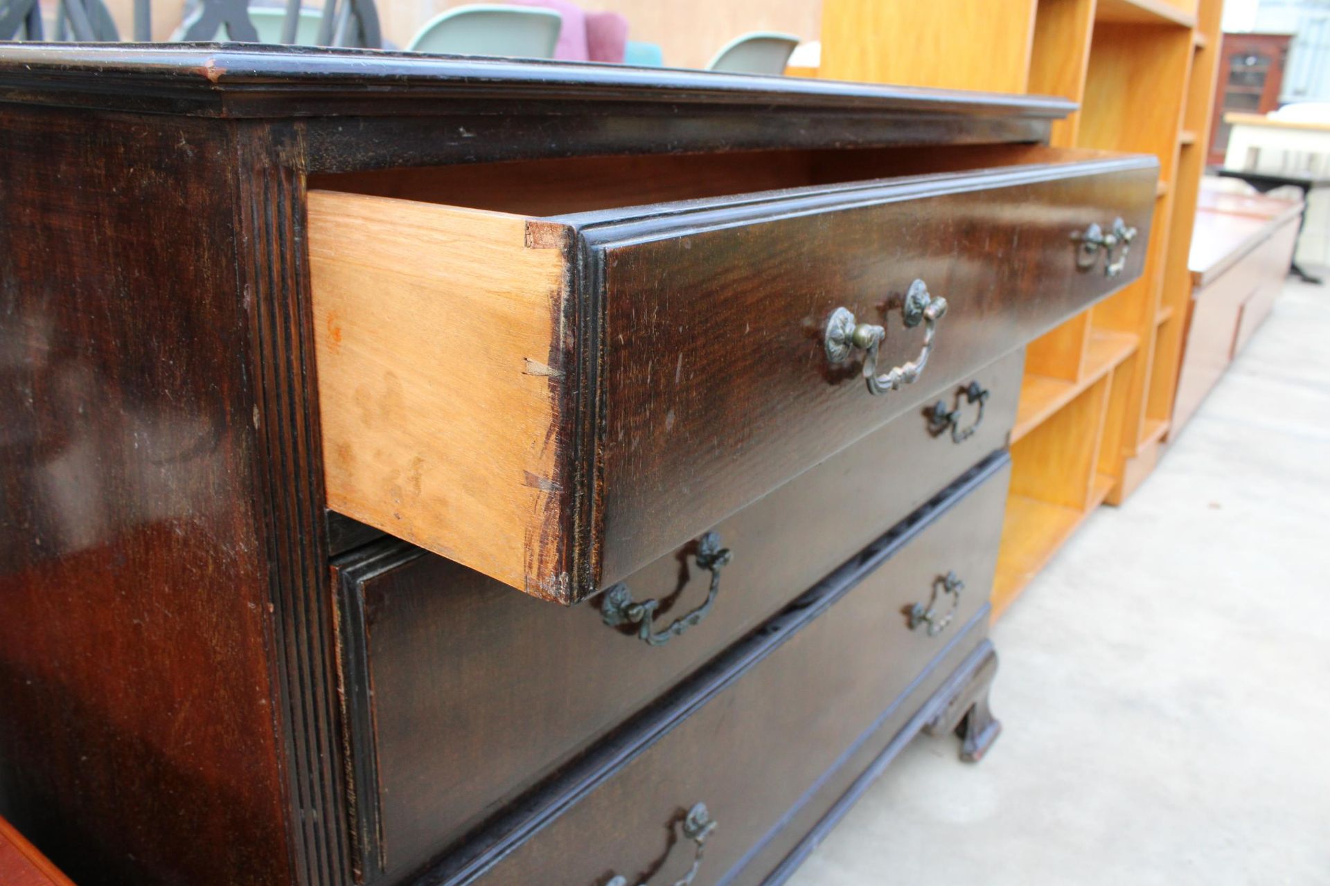 A MAHOGANY GEORGIAN STYLE CHEST OF THREE DRAWERS ON OGEE FEET 39" WIDE - Bild 2 aus 2