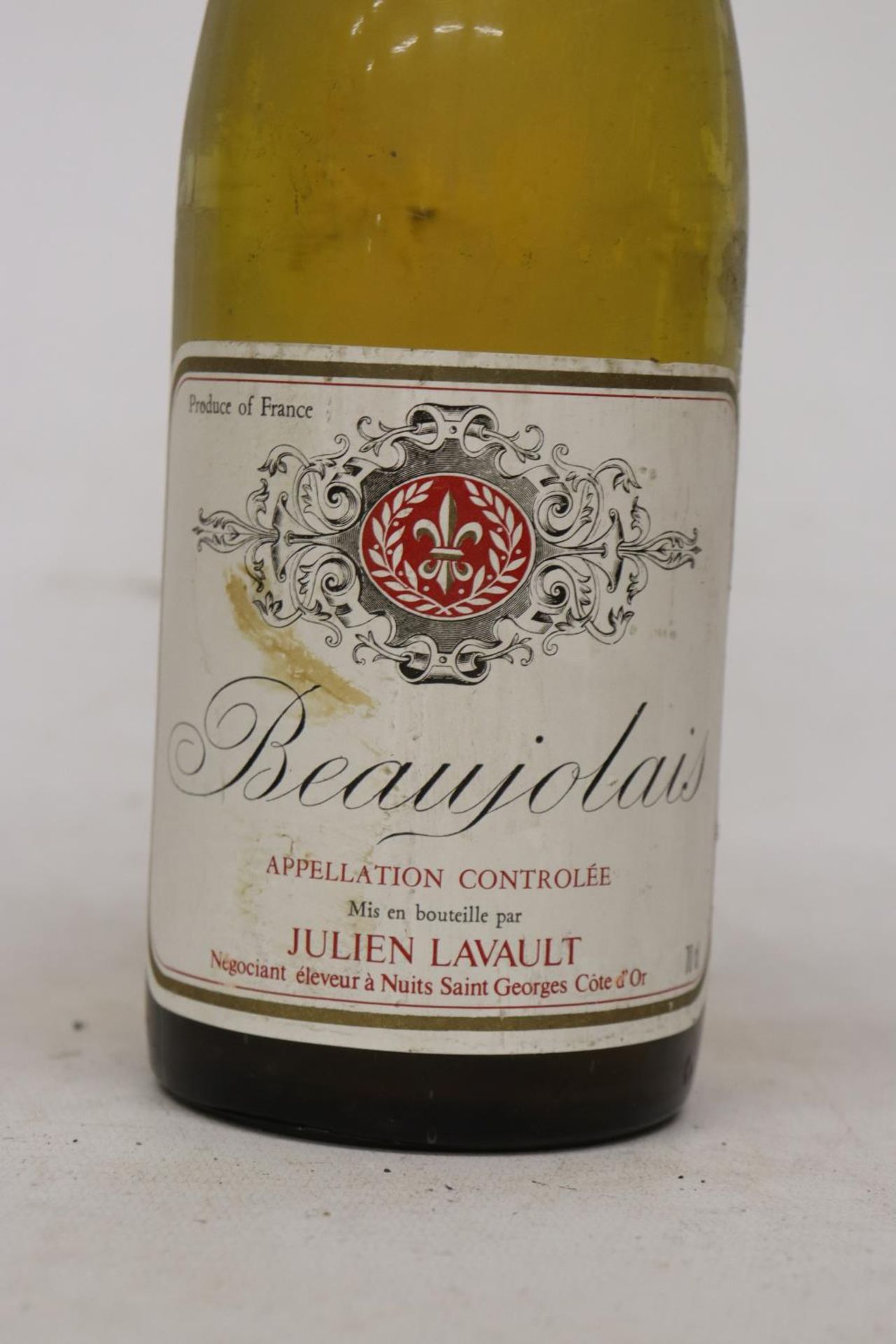 A VINTAGE BOTTLE OF 1978 BEAUJOLAIS WHITE WINE PRODUCT OF FRANCE TOGETHER WITH A WHITE BOTTLE OF - Bild 6 aus 6