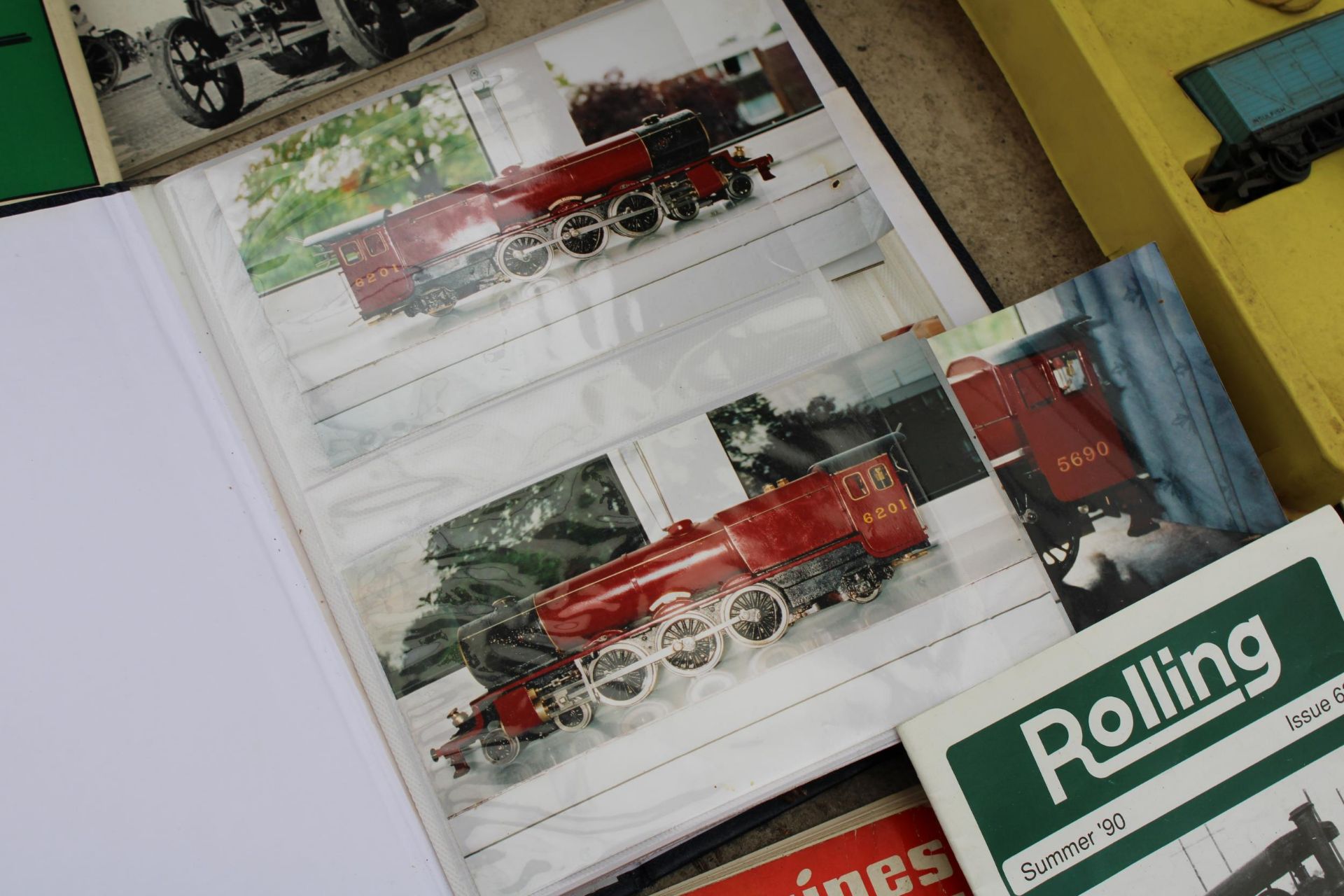 AN ASSORTMENT OF MODEL TRAIN ITEMS AND A LARGE QUANTITY OF BOOKS AND BOOKLETS ON MODEL TRAINS - Image 5 of 5