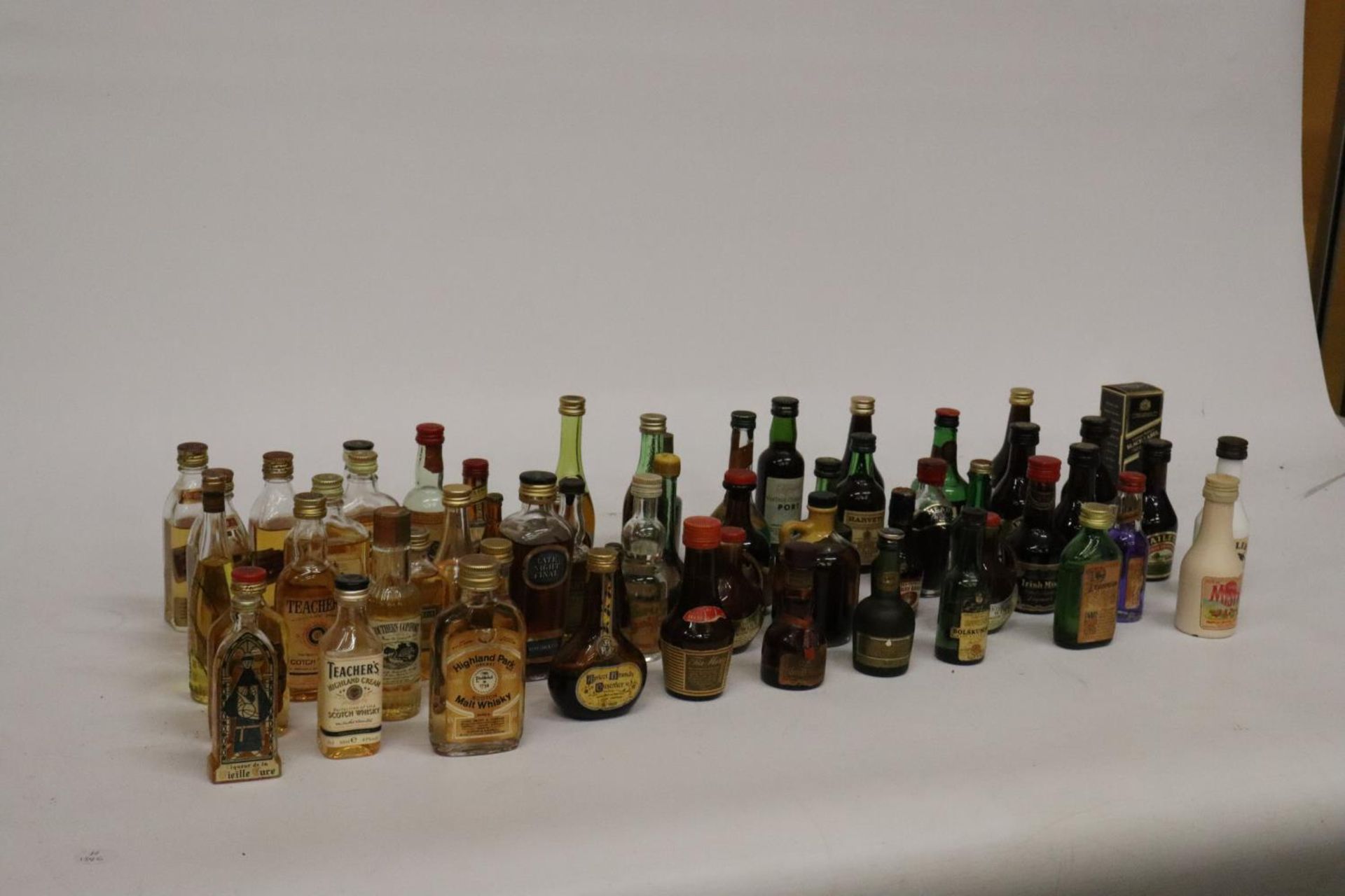 A LARGE QUANTITY OF MINIATURE BOTTLES OF ALCOHOL - Bild 8 aus 10