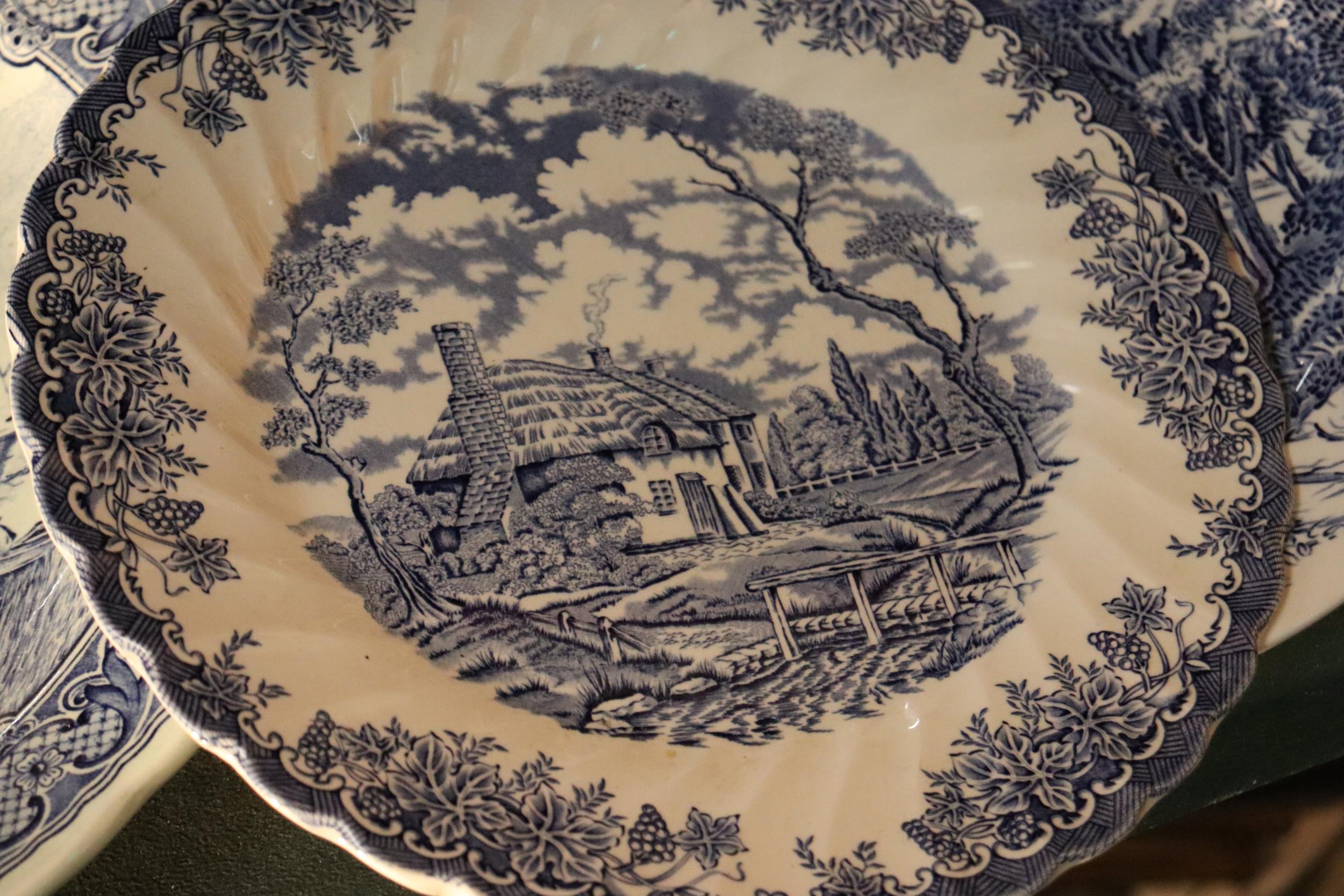 A COLELCTION OF BLUE AND WHITE PLATES TO INCLUDE WEDGWOOD, WILLOW PATTERN, ETC - Image 3 of 12