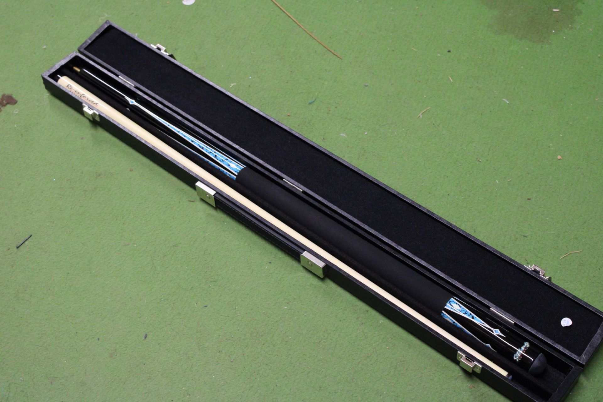 A STINGER DE LUX POOL CUE IN A HARD CASE - Image 4 of 6
