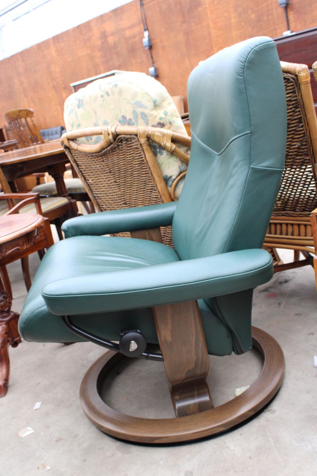 A STRESSLESS EKORNES SWIVEL RECLINER CHAIR - Image 2 of 3