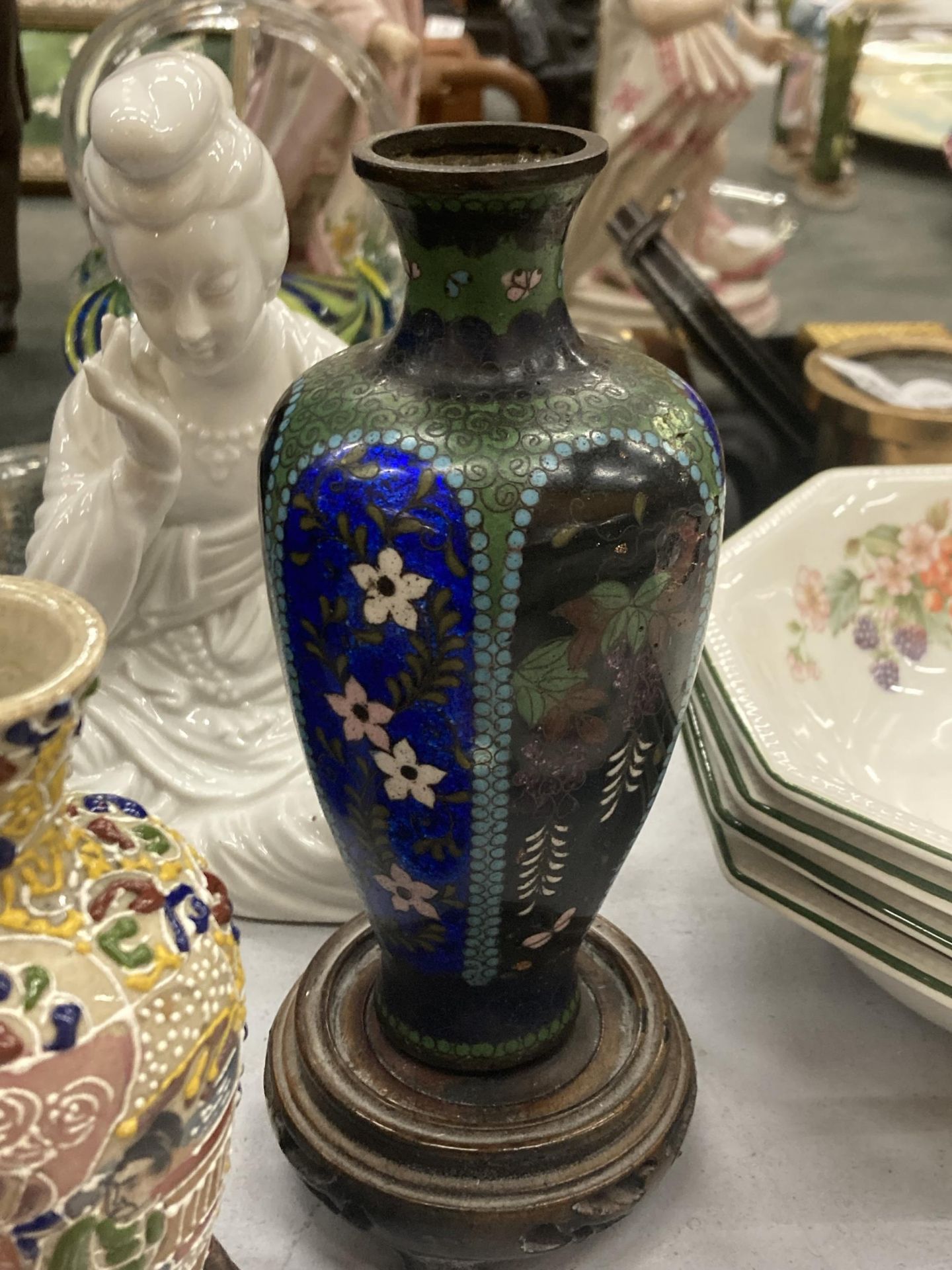 THREE ORIENTAL VASES ON WOODEN STANDS TO INCLUDE CLOISONNE, A SEATED FIGURE, ETC - Image 4 of 5