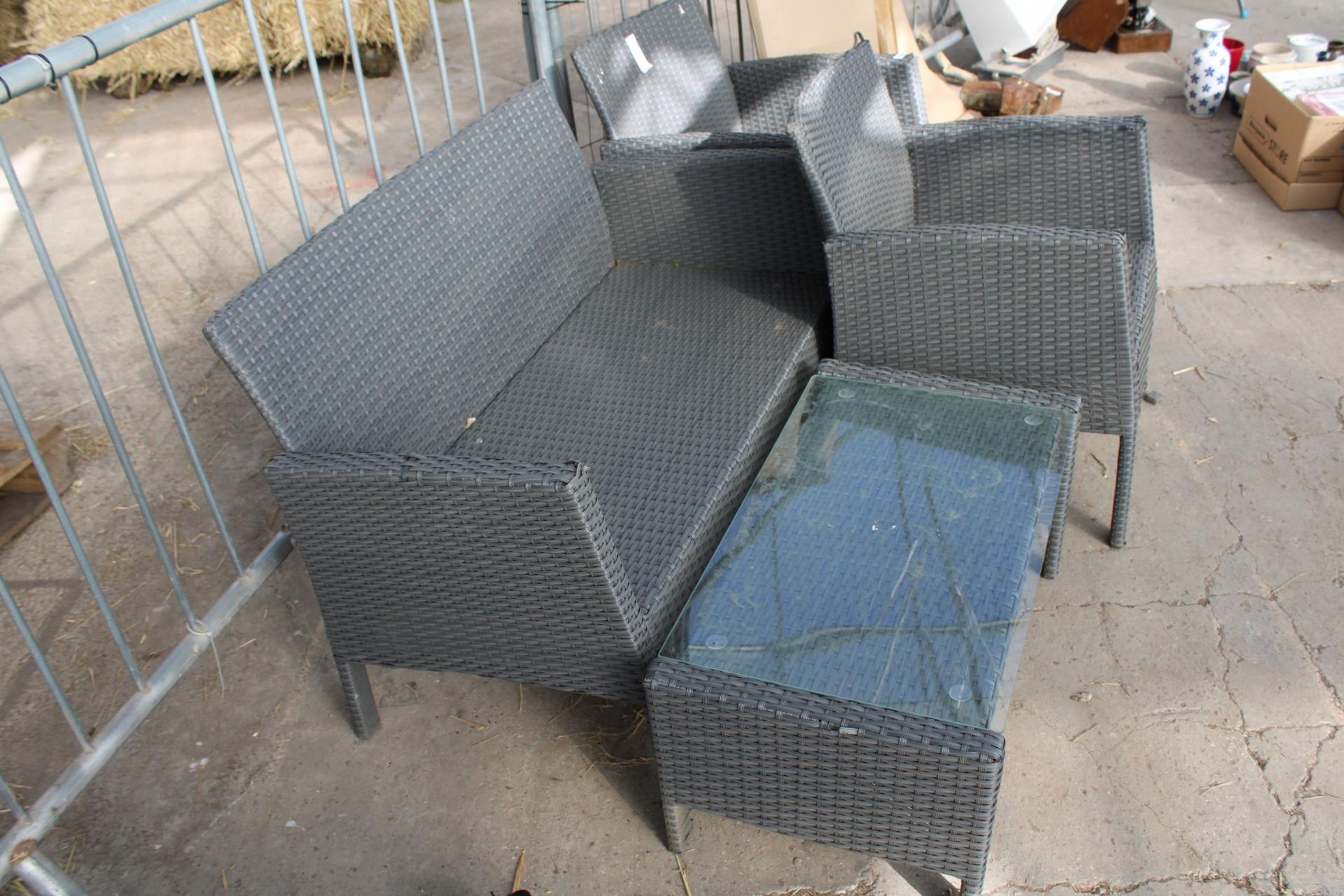 A RATTAN GARDEN FURNITURE SET COMPRISING OF A TWO SEATER BENCH, TWO CHAIRS AND A COFFEE TABLE - Bild 3 aus 3
