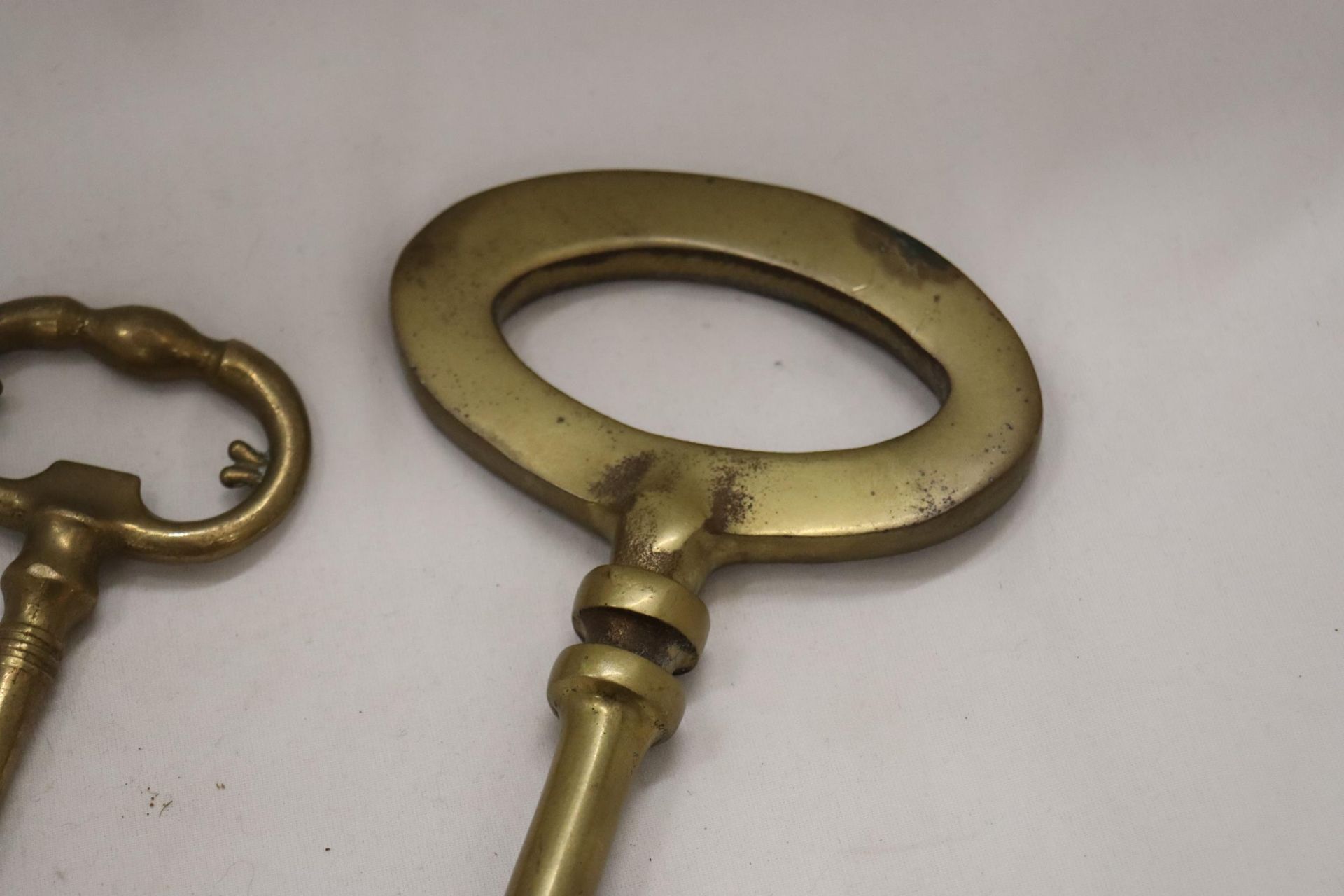 TWO LARGE HEAVY WEIGHT VINTAGE BRASS KEYS - ONE 13 INCHES LONG - Image 6 of 7