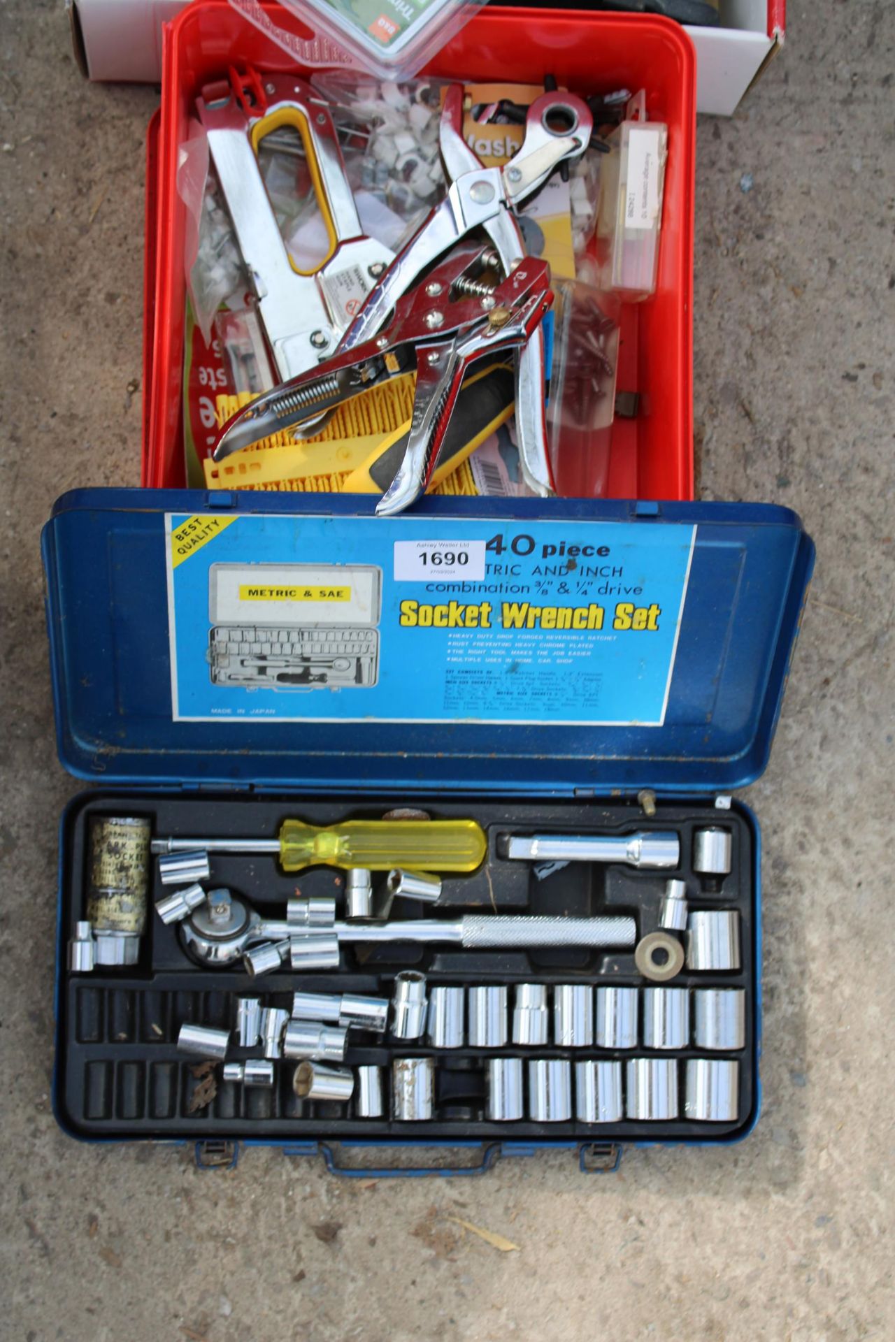 AN ASSORTMENT OF TOOLS TO INCLUDE A SOCKET SET, PUNCHES AND AN ELECTRIC JIGSAW ETC - Bild 2 aus 3