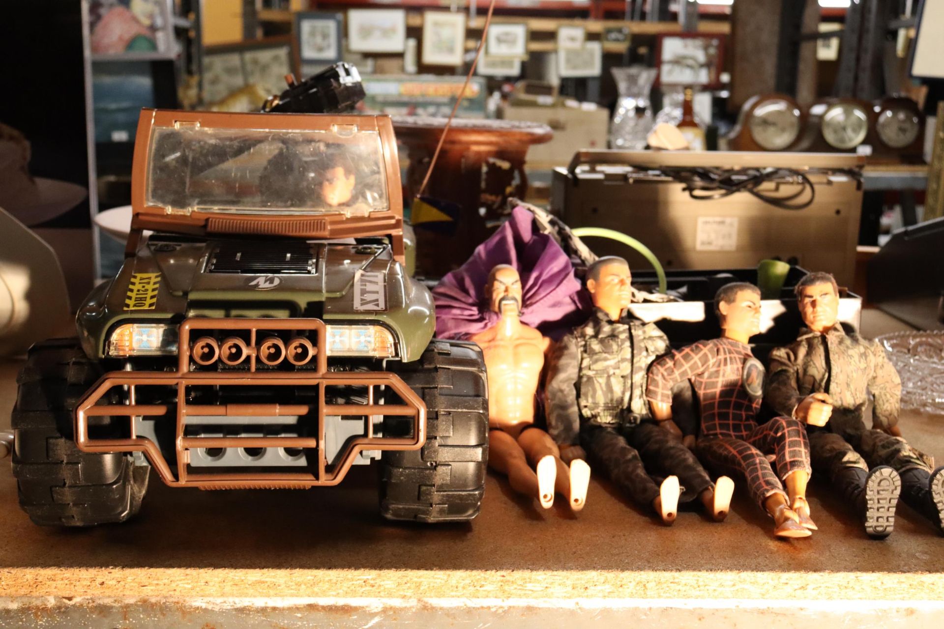 A COLLECTION OF ACTION MAN ITEMS TO INCLUDE FIVE FIGURES, A MILITARY JEEP AND A LARGE QUANTITY OF