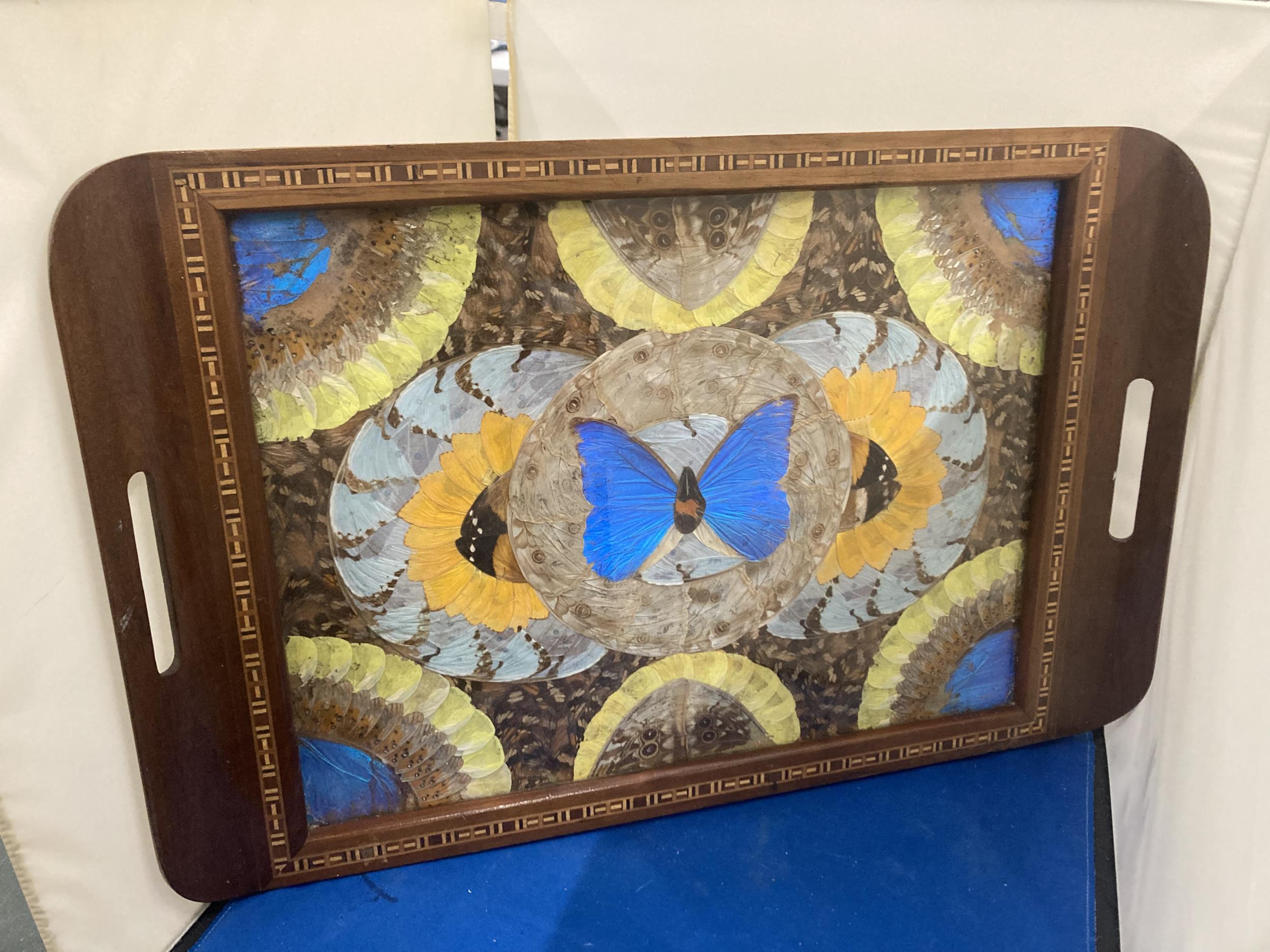 A VINTAGE INLAID WOODEN TRAY WITH BUTTERFLIES - Image 2 of 4