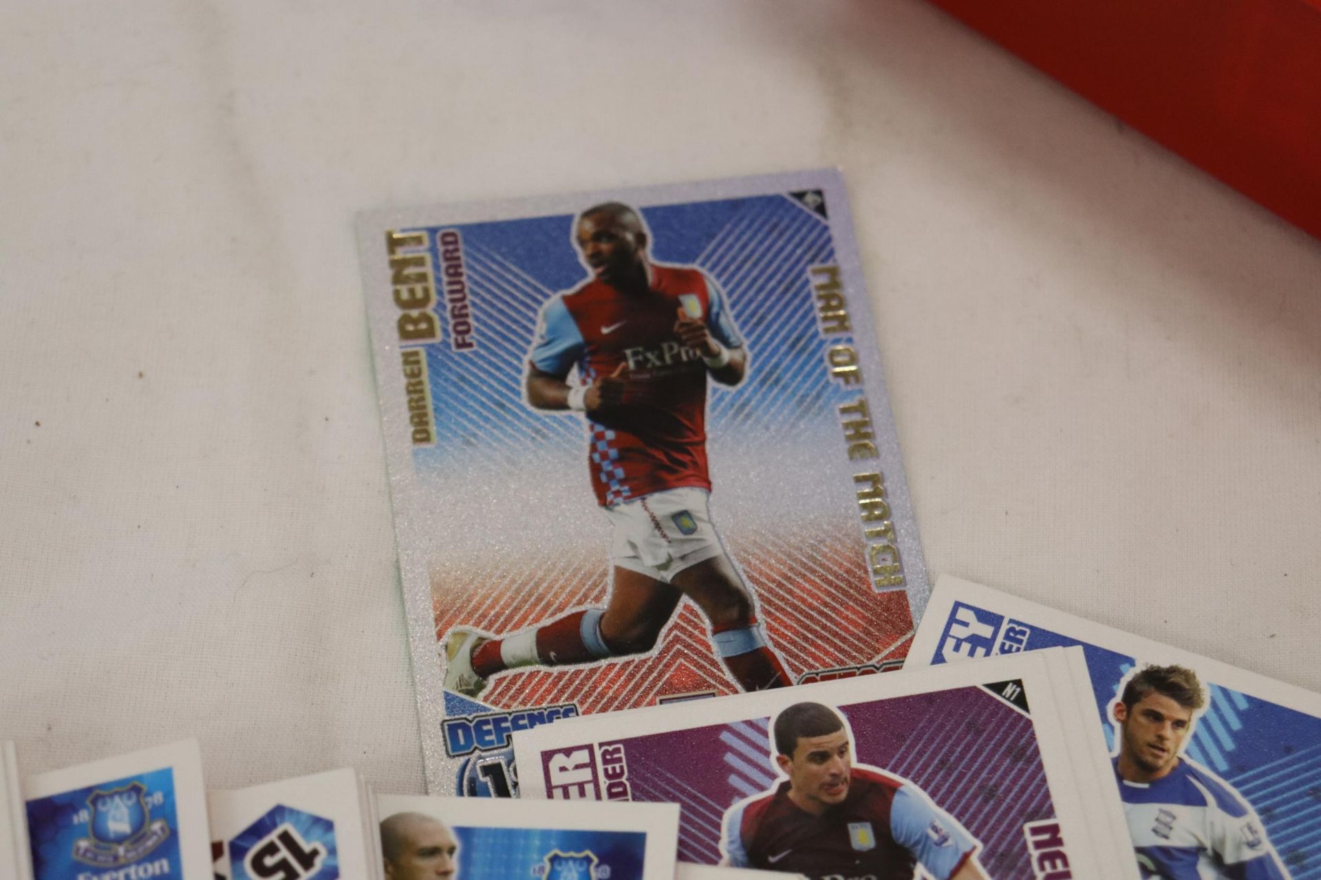 A LARGE QUANTITY OF TOPPS MATCH ATTAX MINT TRADING CARDS - Bild 9 aus 11