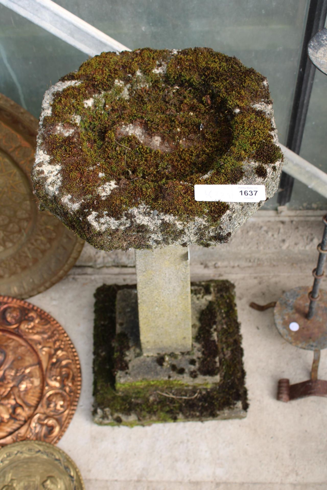 A CONCRETE BIRDBATH WITH PEDESTAL BASE - Image 3 of 3