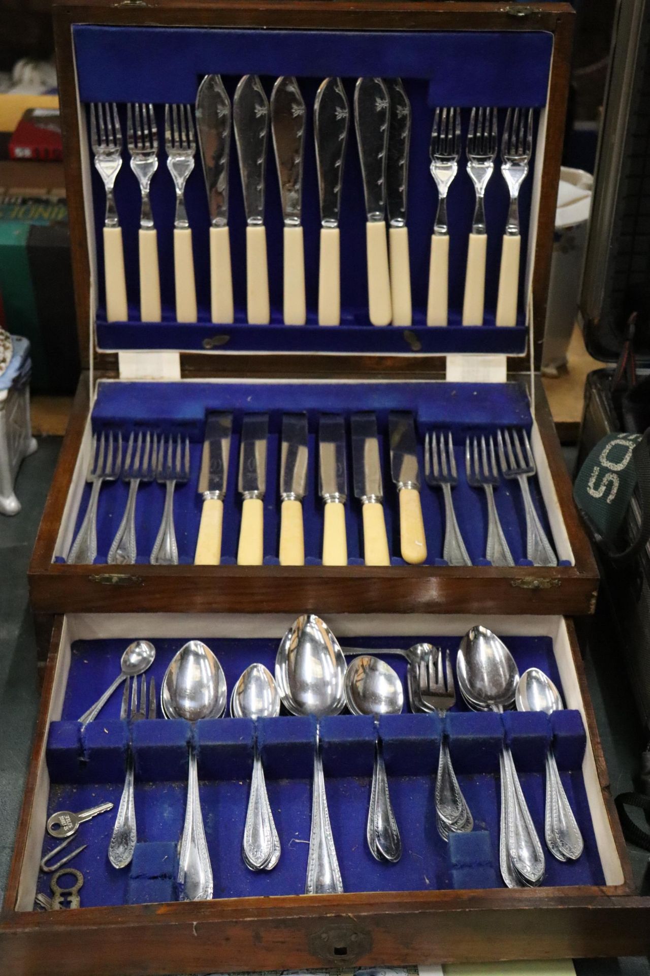 A VINTAGE CANTEEN OF CUTLERY IN A MAHOGANY CASE WITH BOTTOM DRAWER - Image 12 of 12